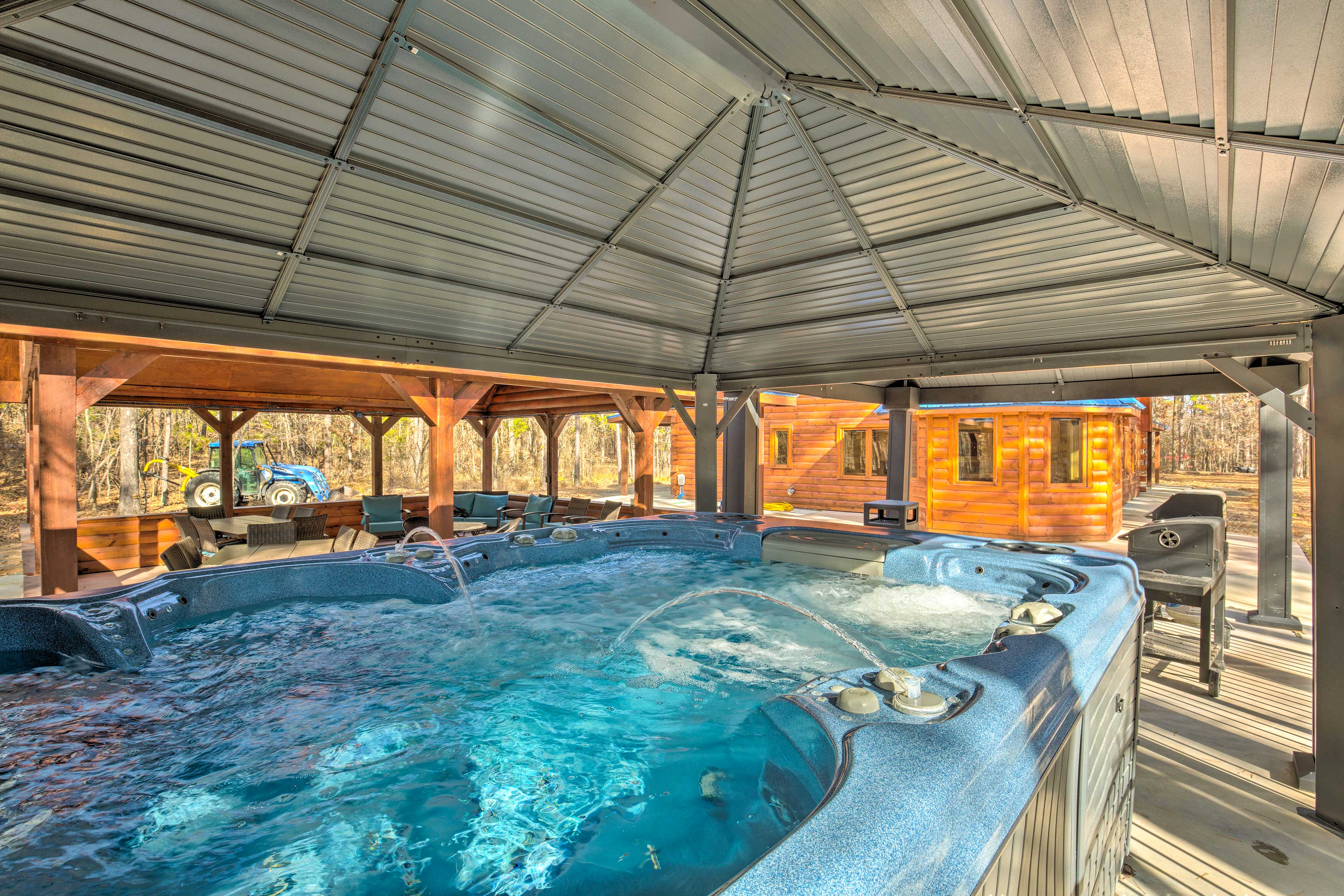 Broken Bow Cabin w/ Hot Tub Near Beavers Bend Evolve