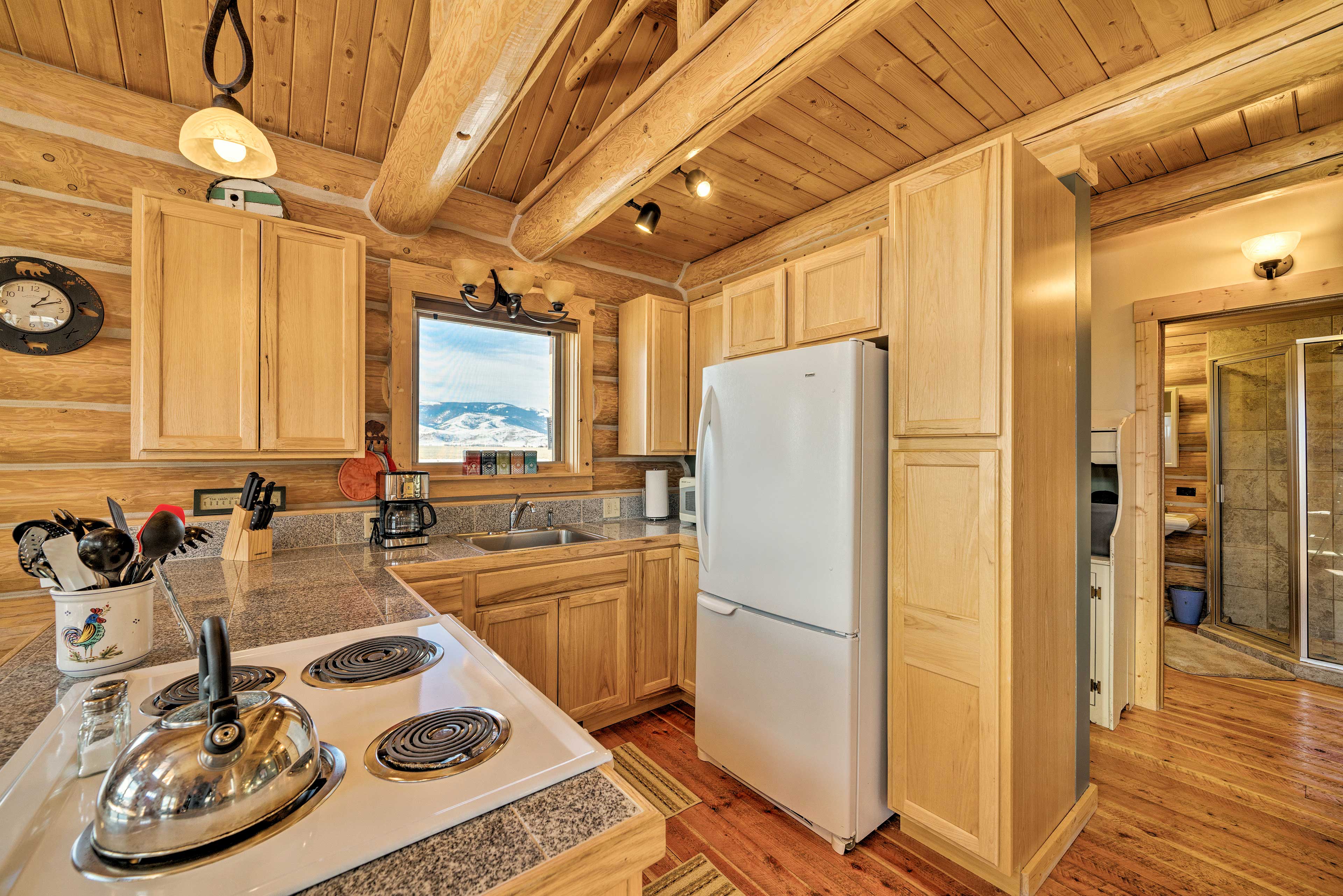 10Acre Yellowstone Cabin w/Stunning Mtn View Evolve