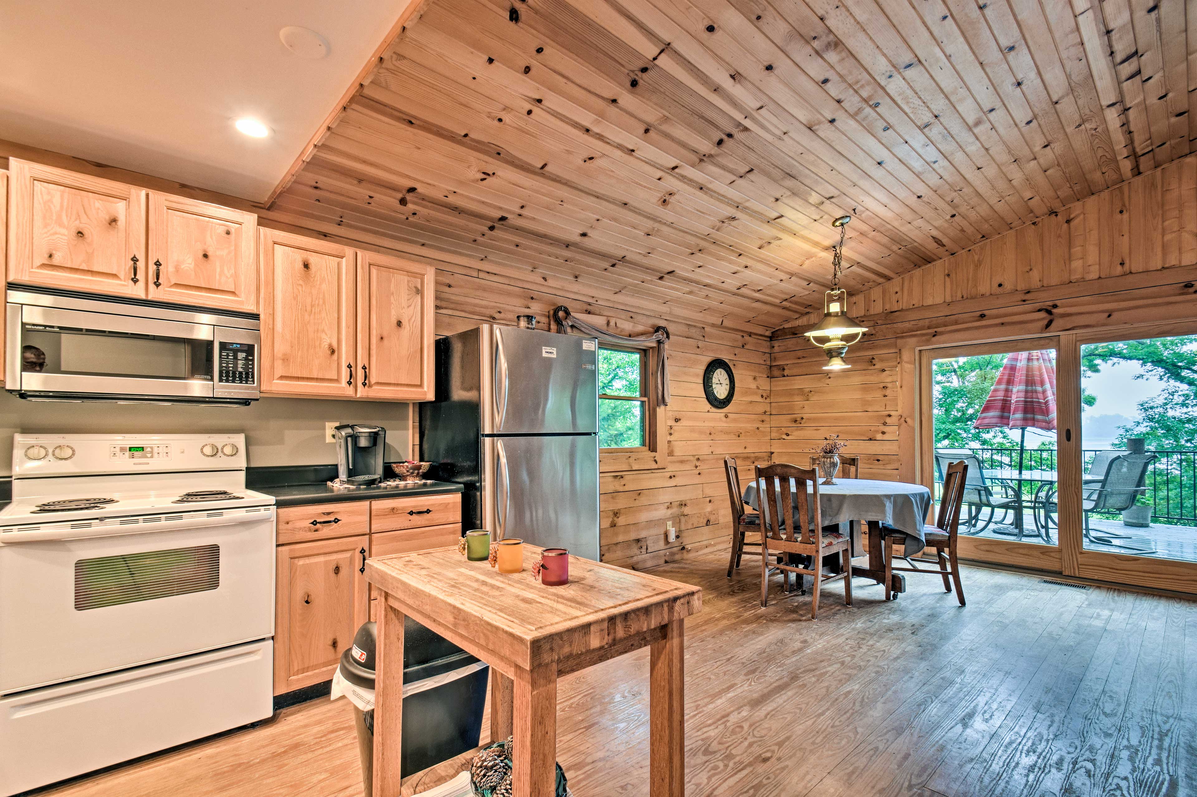 Cozy Amish Country Cabin on Shipshewana Lake! Evolve