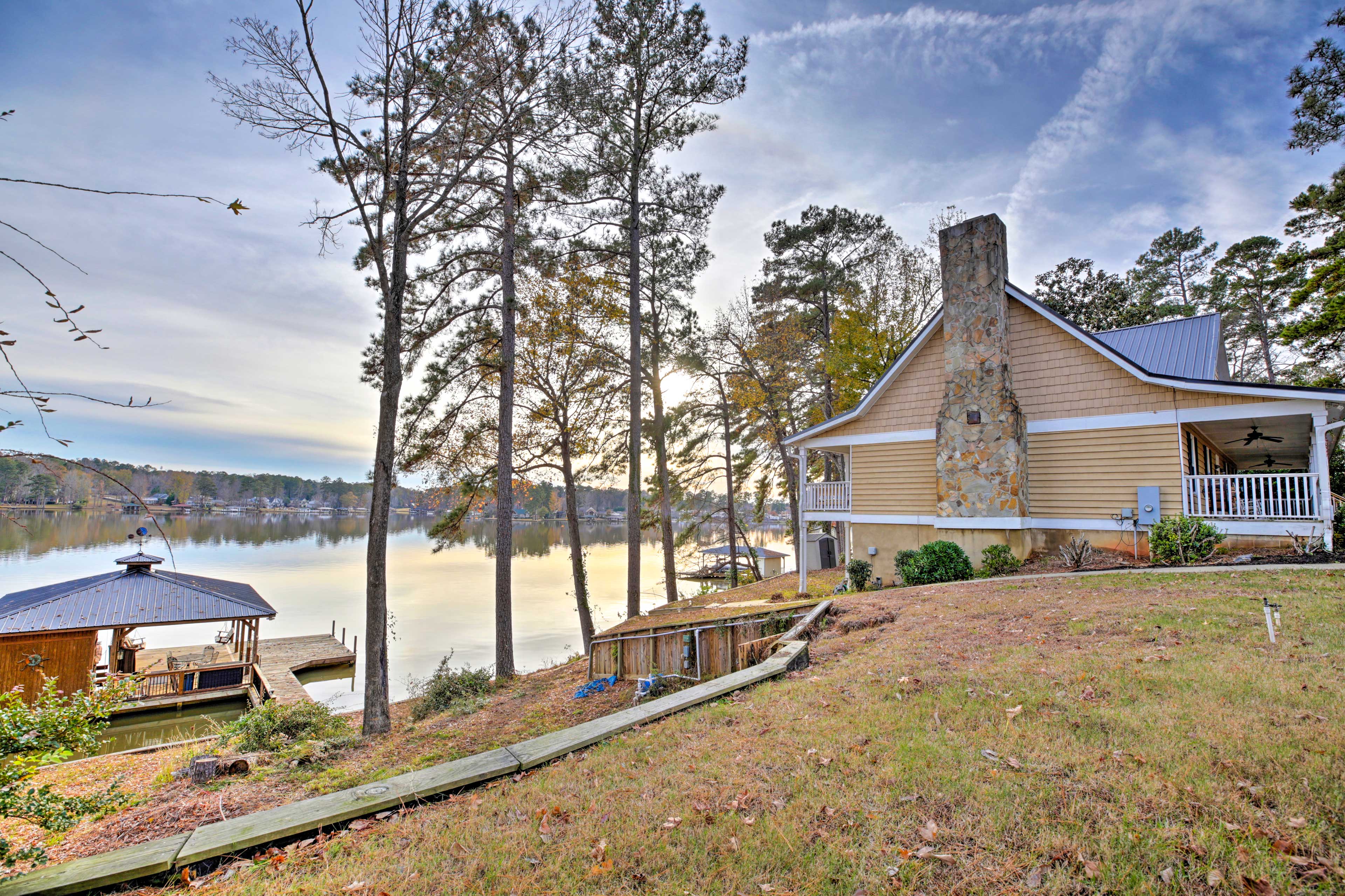 Spacious Lake Sinclair Retreat w/ Boat Dock+Porch! Evolve
