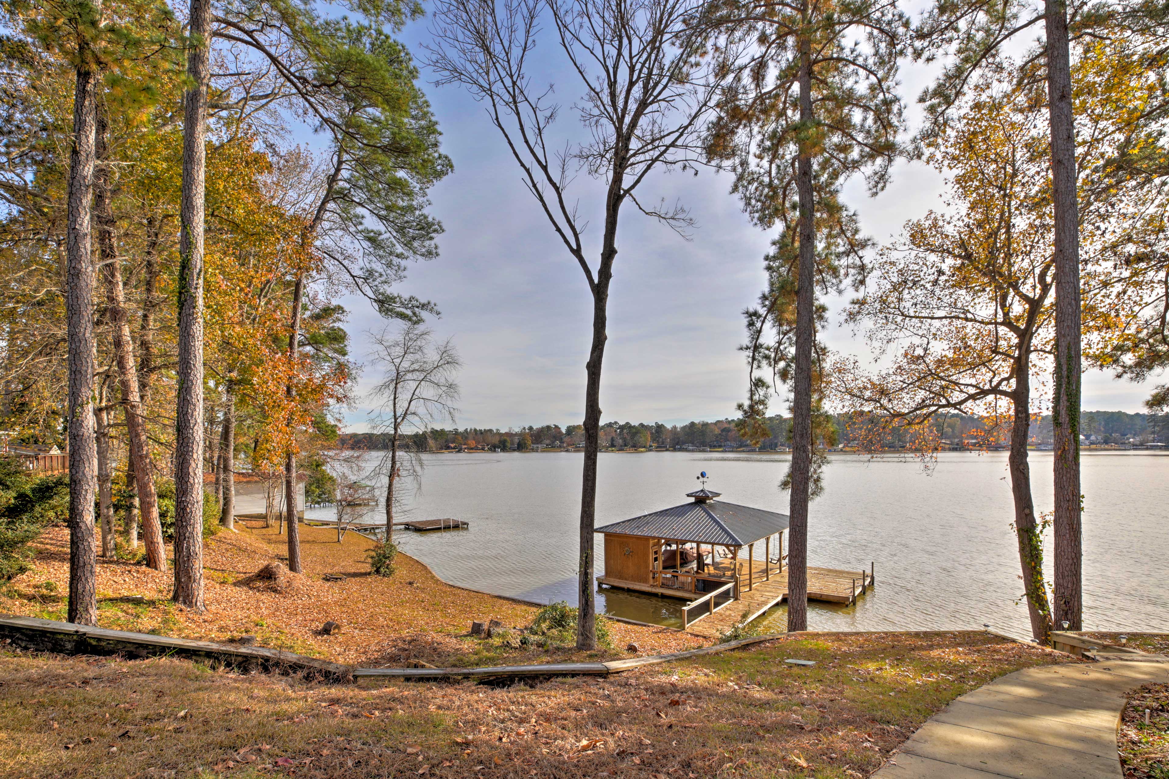Spacious Lake Sinclair Retreat w/ Boat Dock+Porch! Evolve