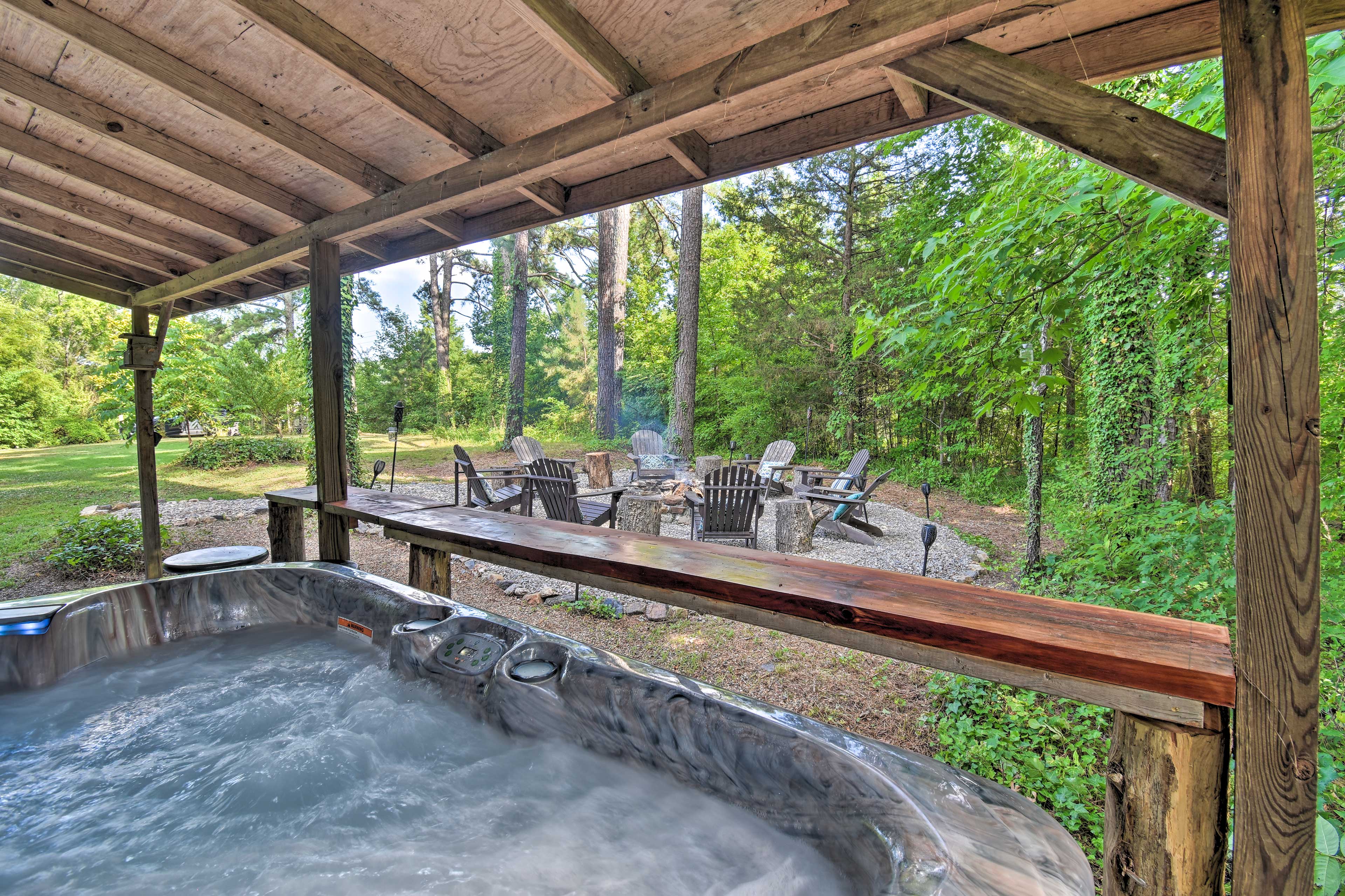 Luxury Log Cabin w/ 5 Private Acres + Hot Tub! Pearcy, AR Evolve