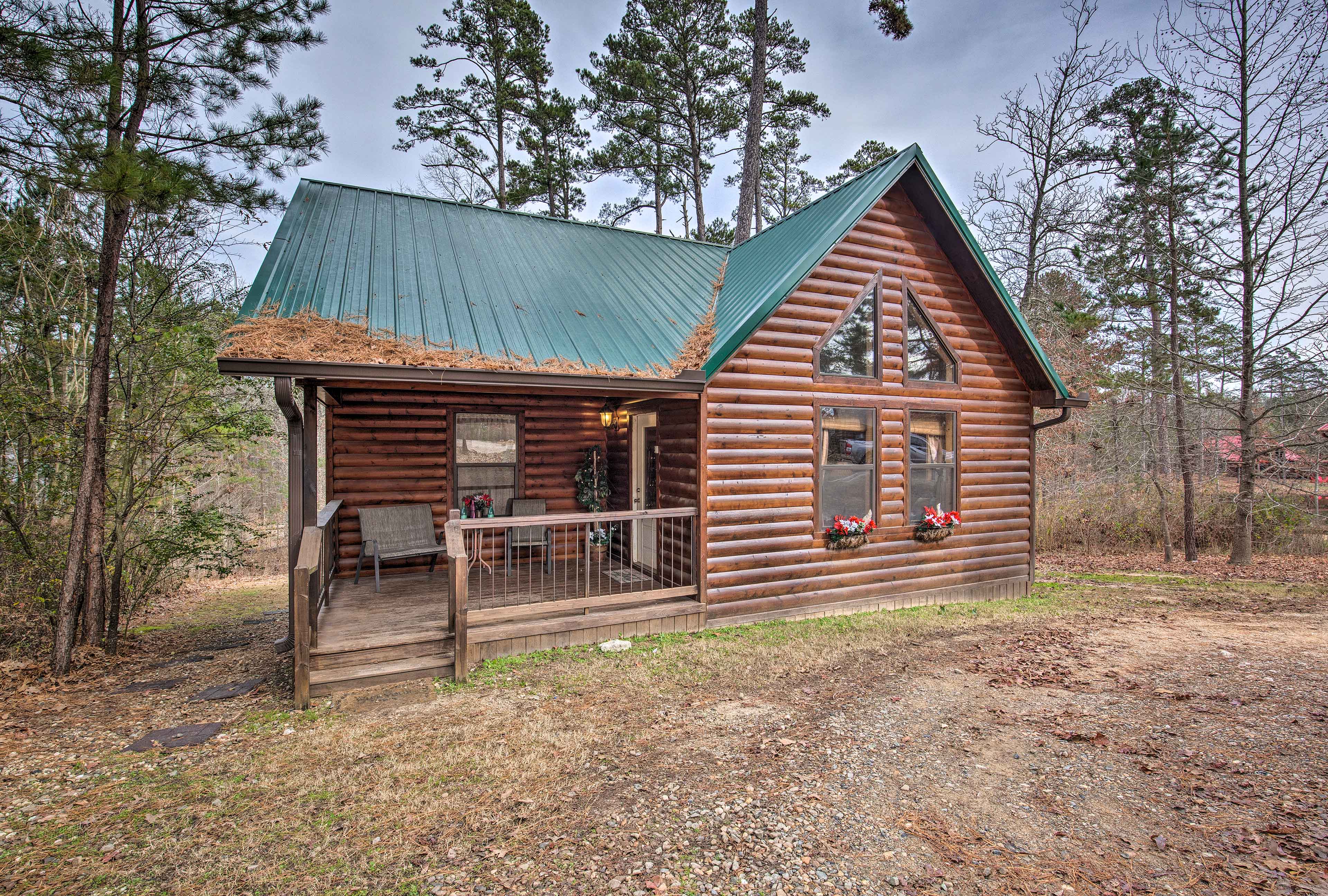 Broken Bow Cabin w/Hot Tub & Fire Pit By Lake Evolve