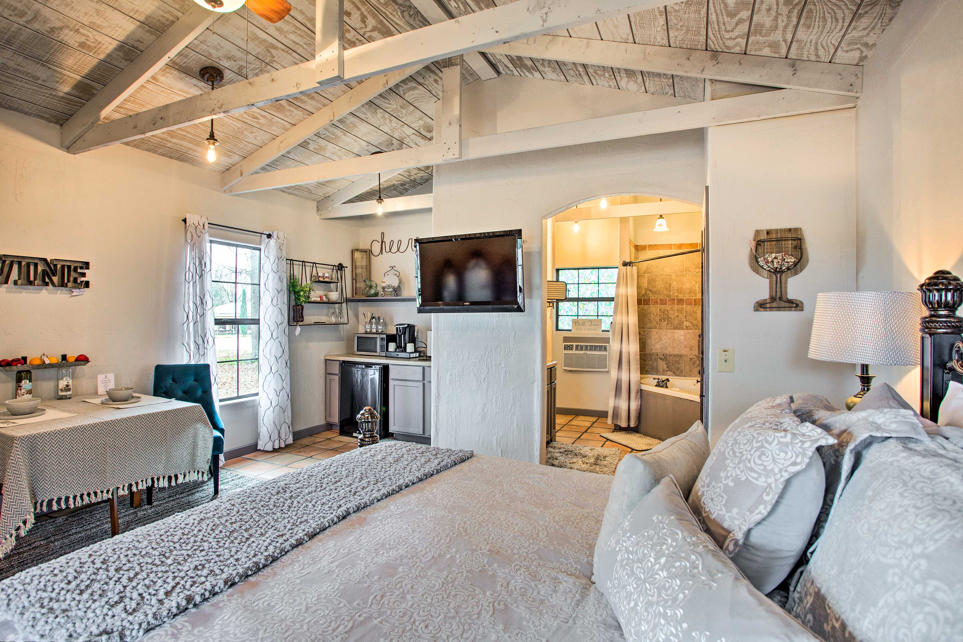 ‘Blue Jay Cottage' Pittsburg Studio on Winery! Evolve