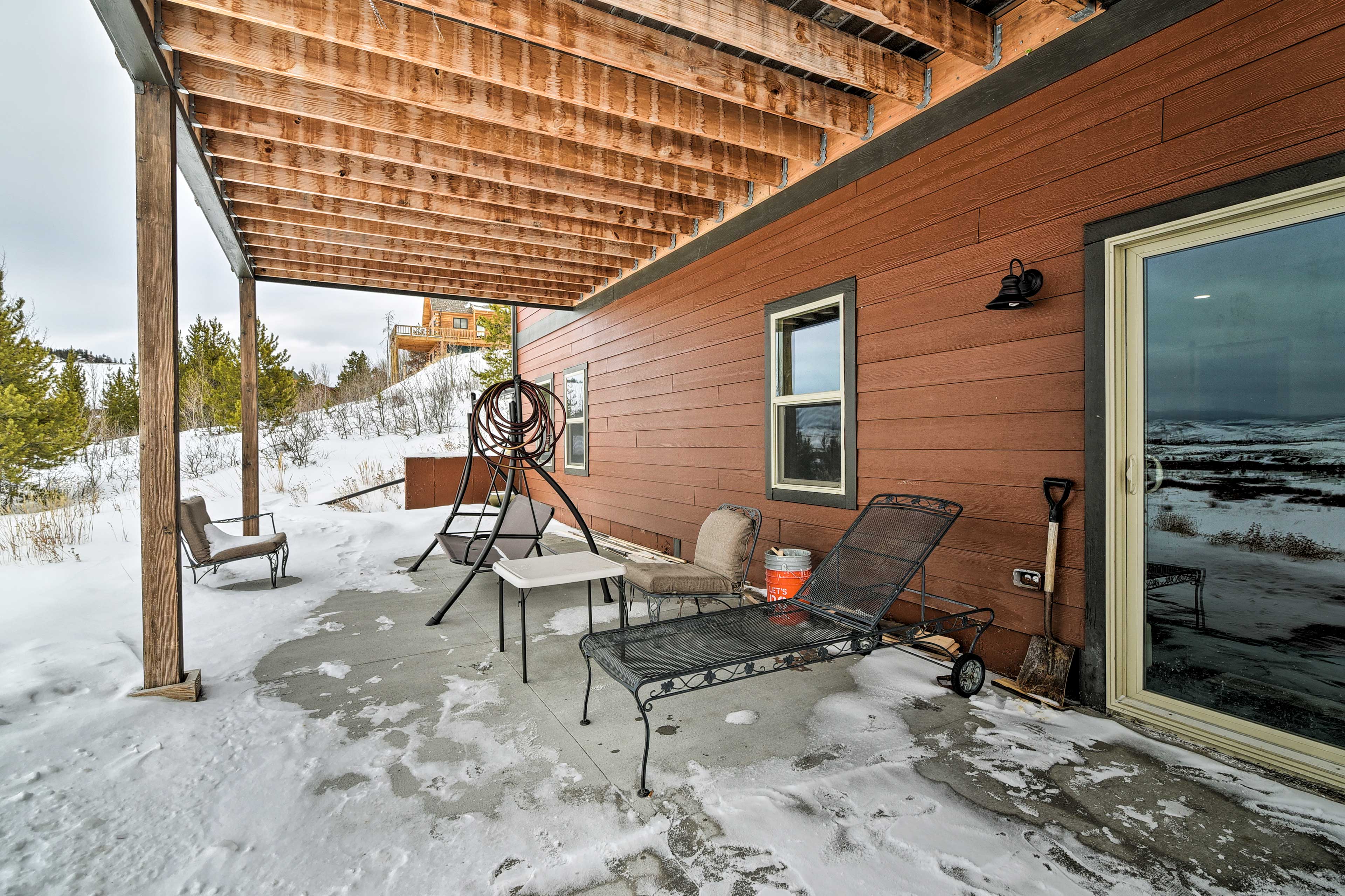 Majestic Granby Home w/ Hot Tub, Deck & Views! Evolve