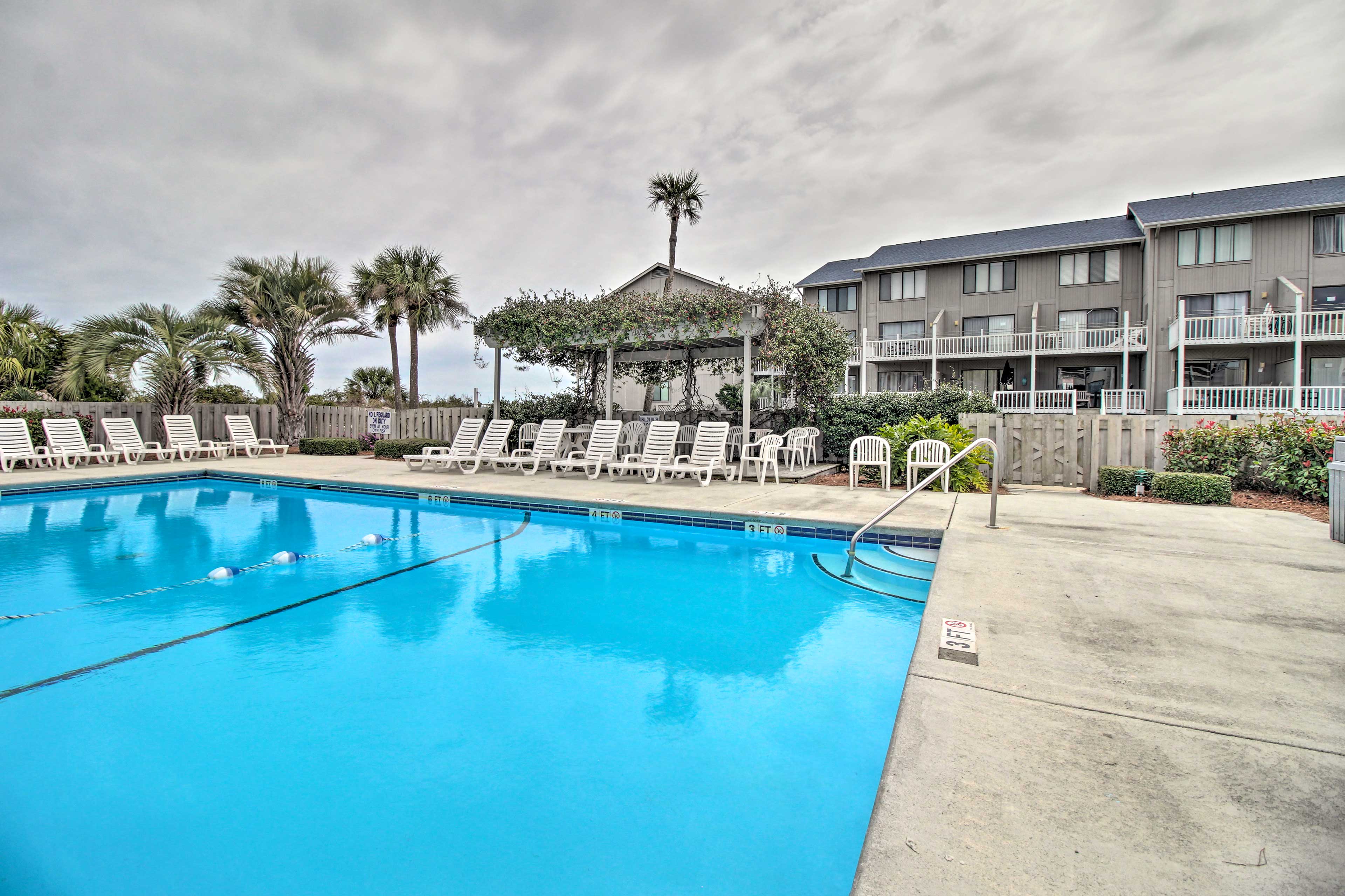 Sunny Saint Helena Island Condo Steps to Beach! St. Helena Island