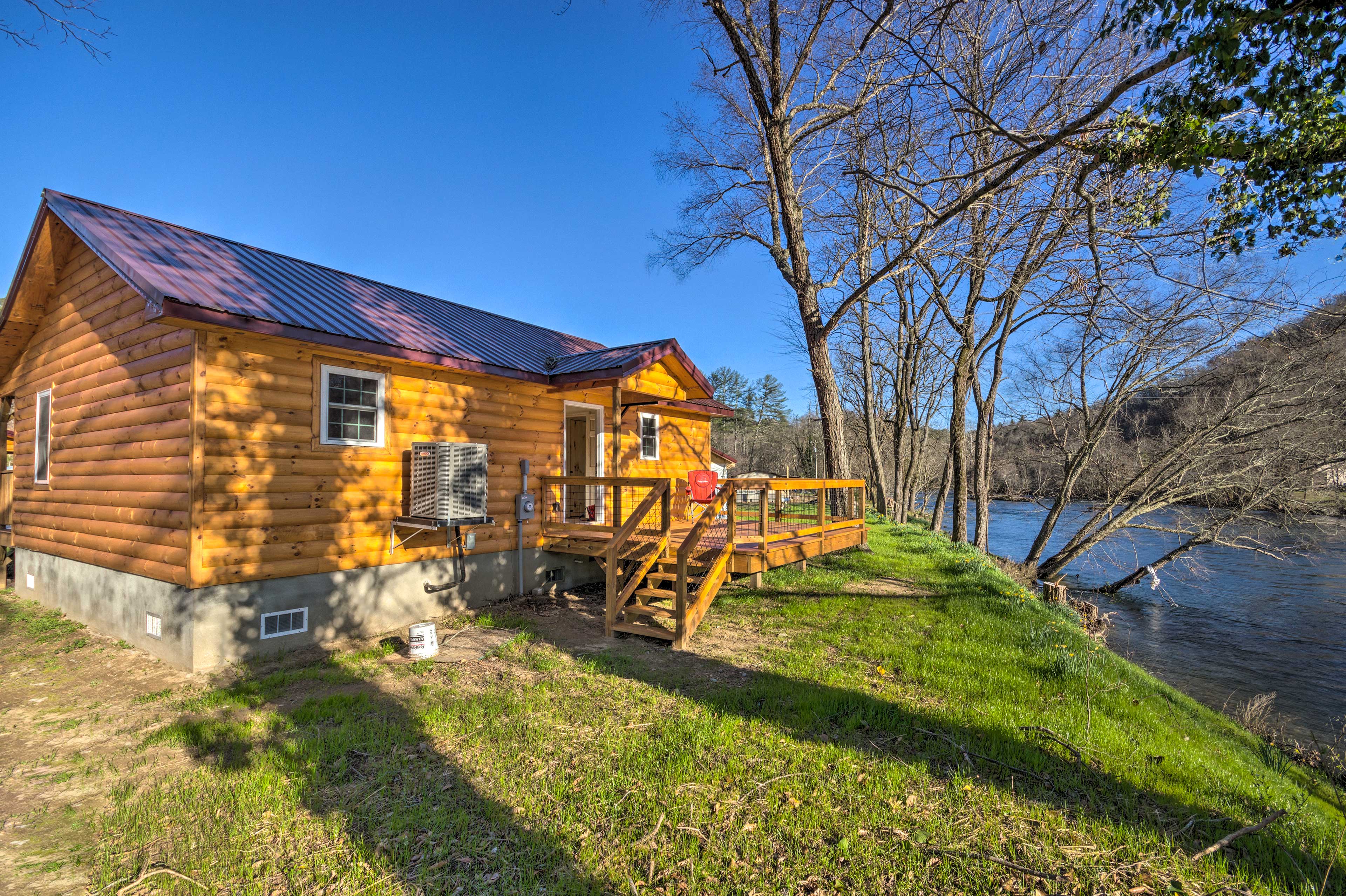 Waterfront Cabin w/ Hot Tub on Tuckasegee River! Bryson City, NC Evolve