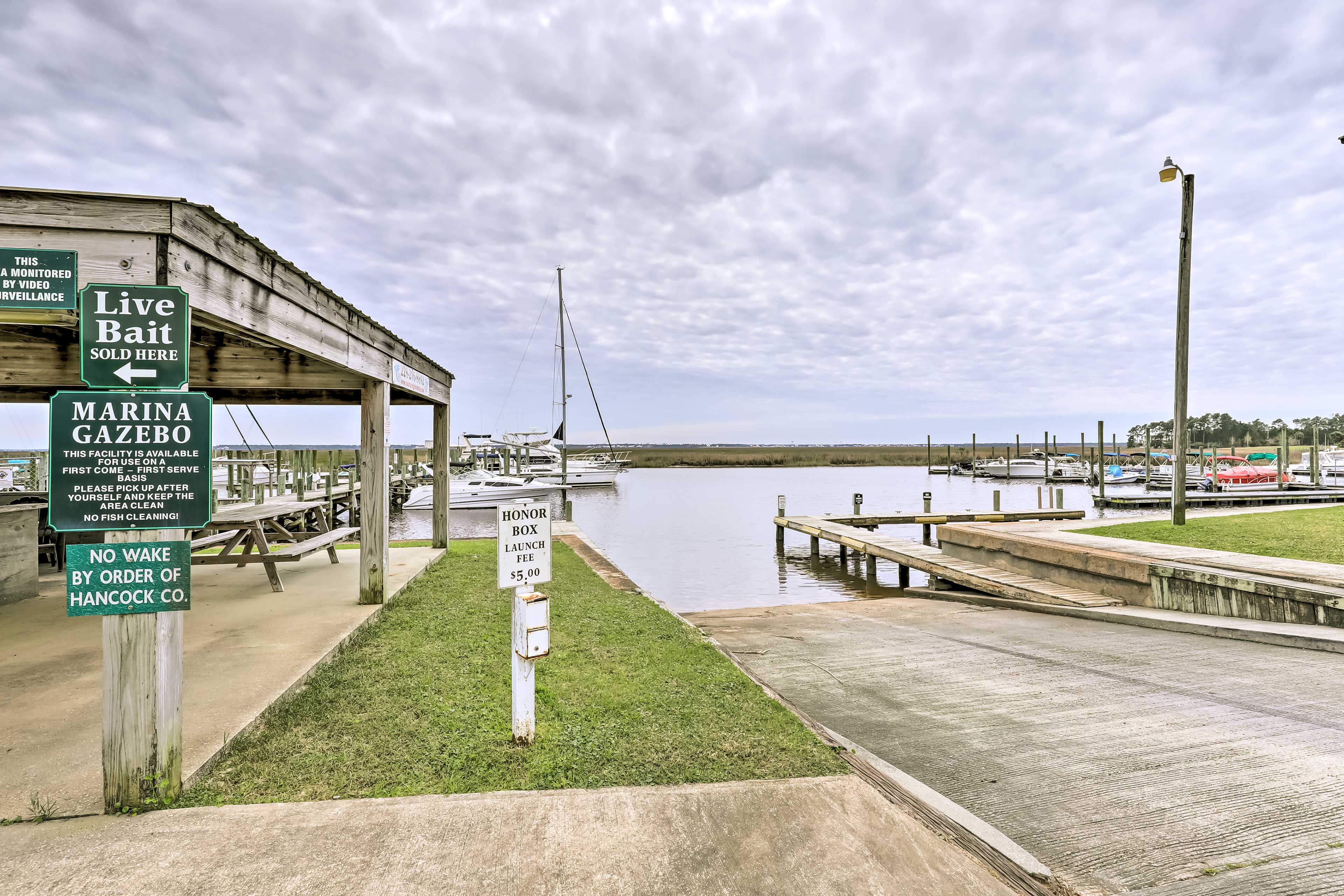 Diamondhead Condo Marina, Pool Access & Golfing! Evolve