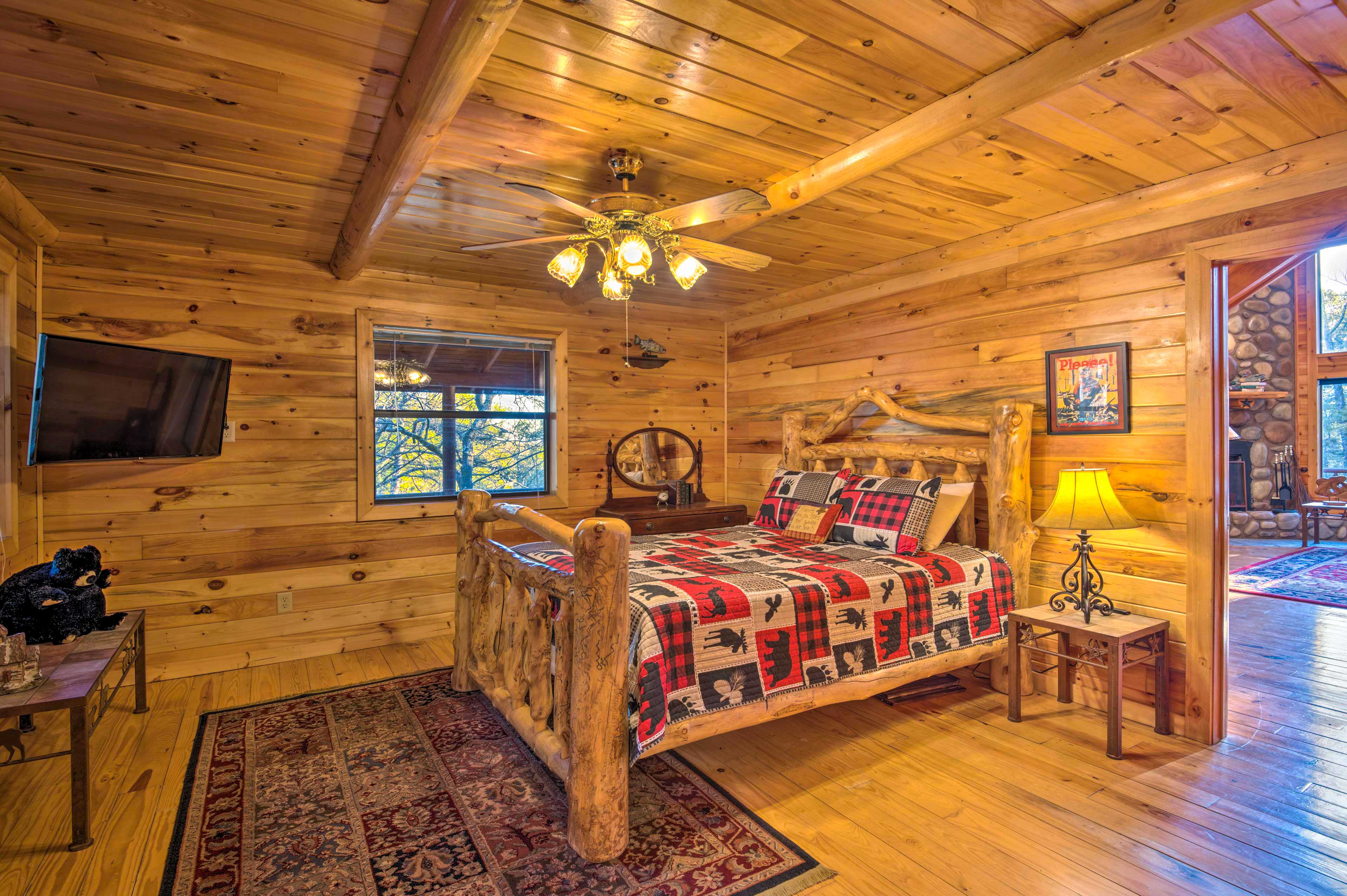 Spacious Luxury Cabin w/ Hot Tub Near Beavers Bend Broken Bow, OK