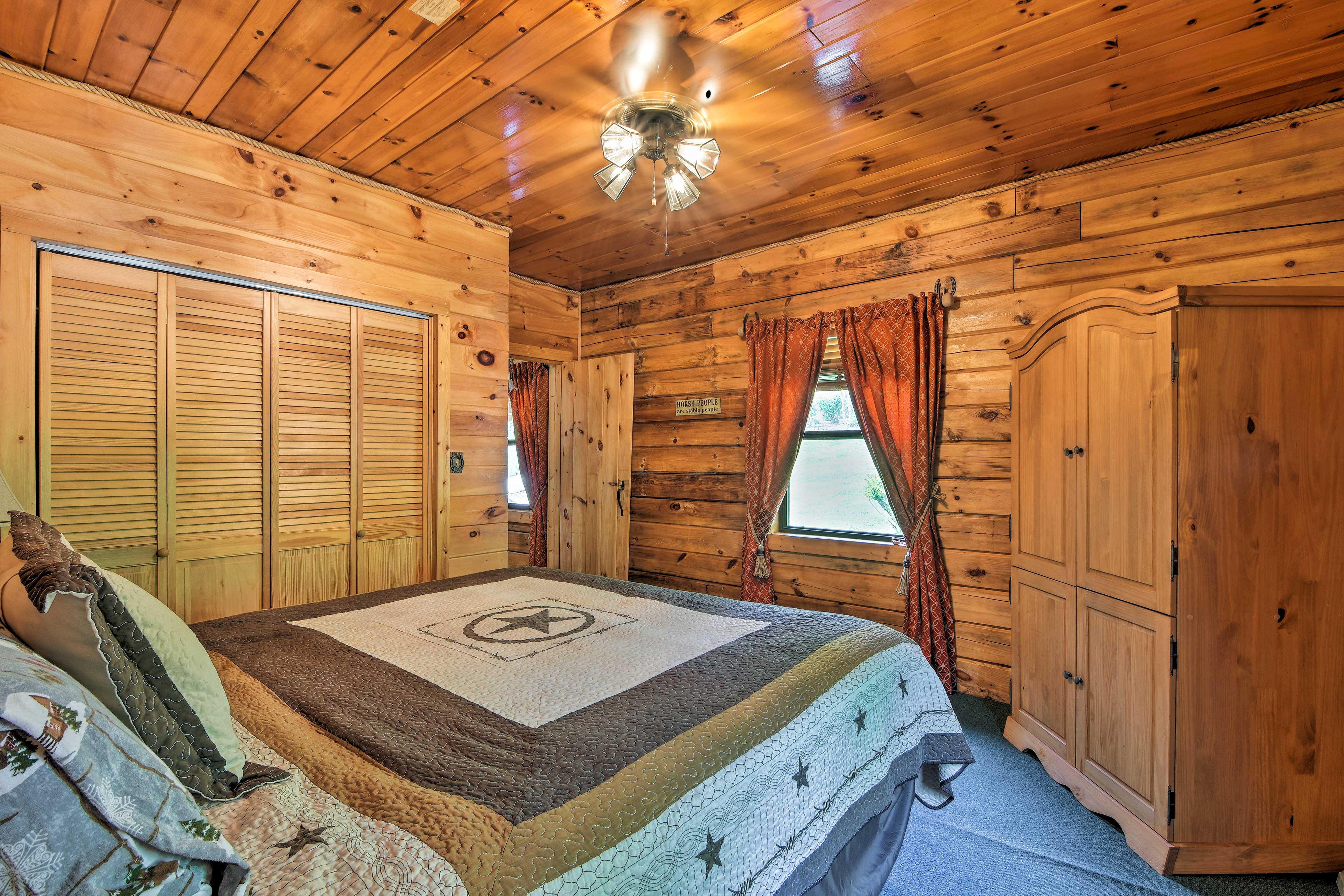 Cozy Trenton Cabin w/ Spa 15 Mi to Lookout Mtn! Evolve