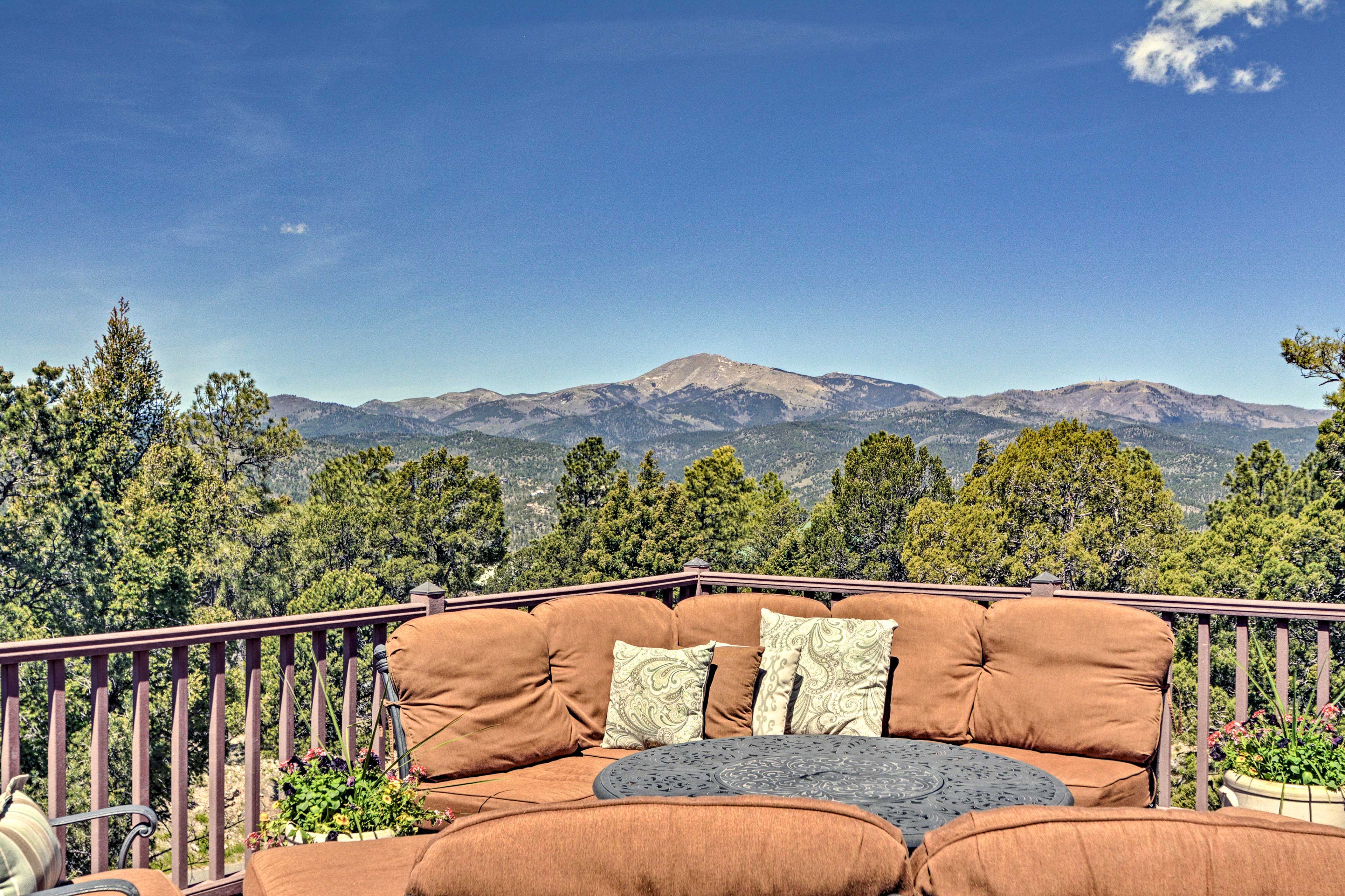 Large Ruidoso Home w/ Stunning Views & Hot Tub! Evolve
