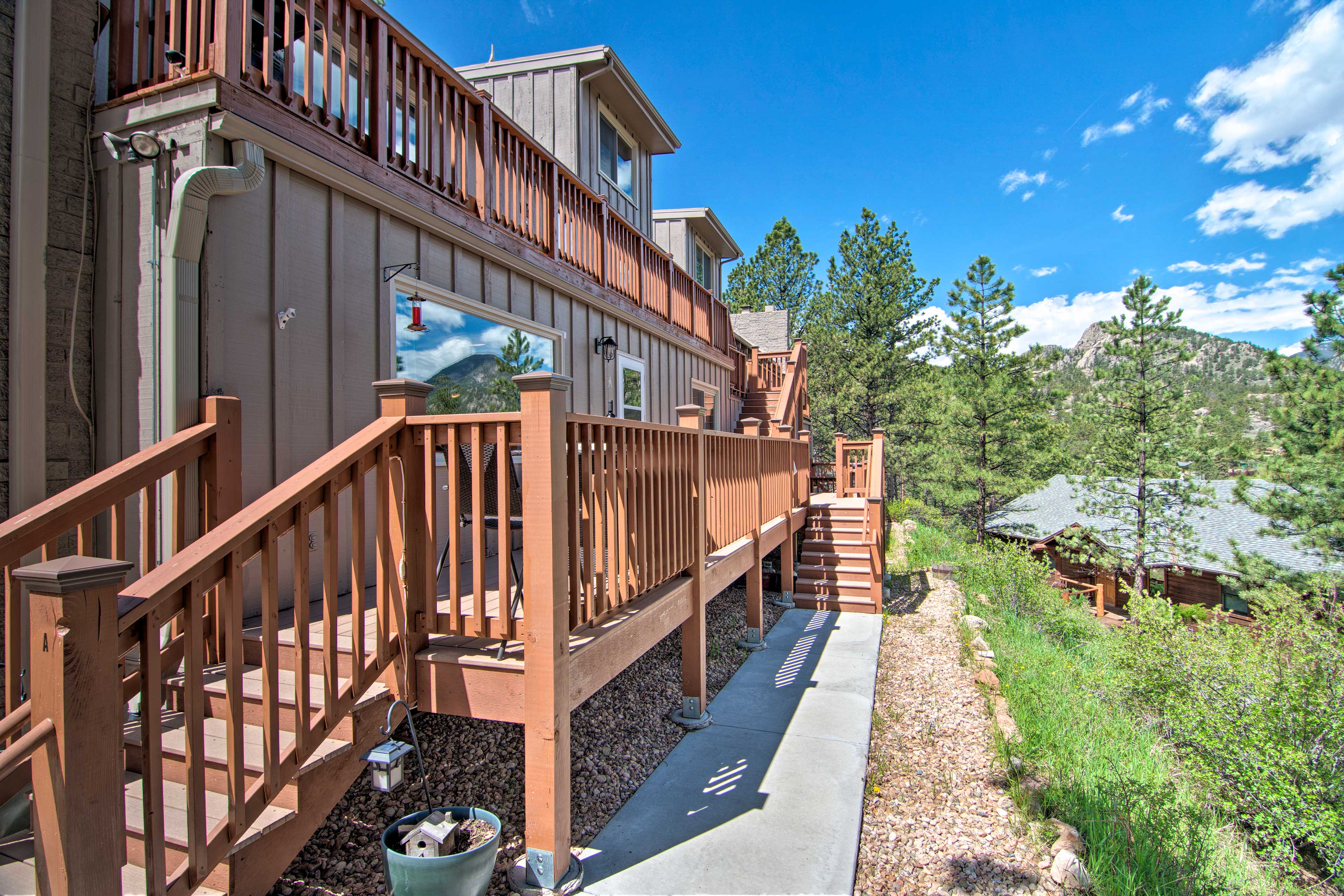 Estes Park Condo w/ Deck & Views 3 Miles to RMNP! Evolve