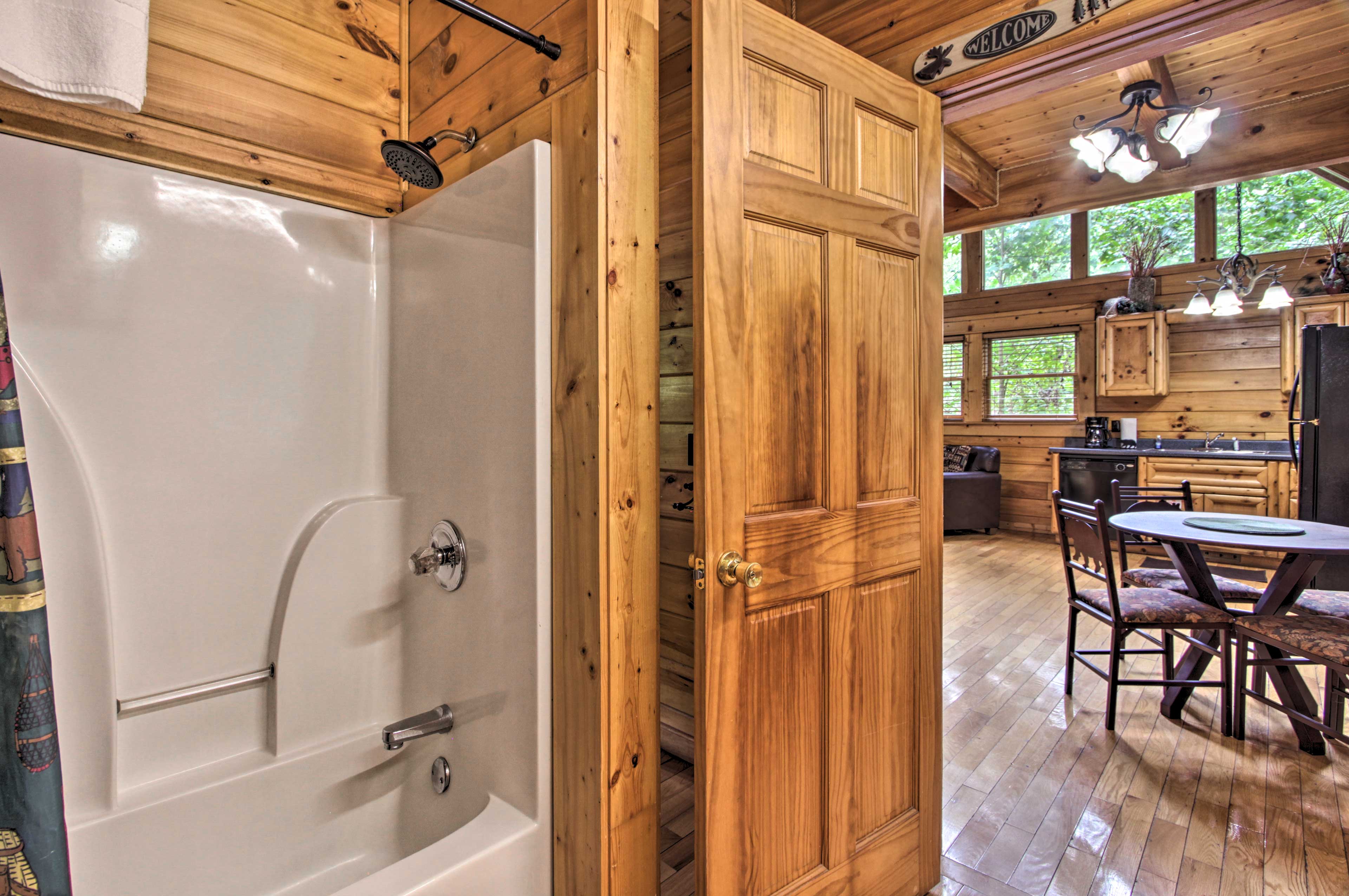 Romantic Pigeon Log Cabin w/ Hot Tub! Sevierville, TN Evolve