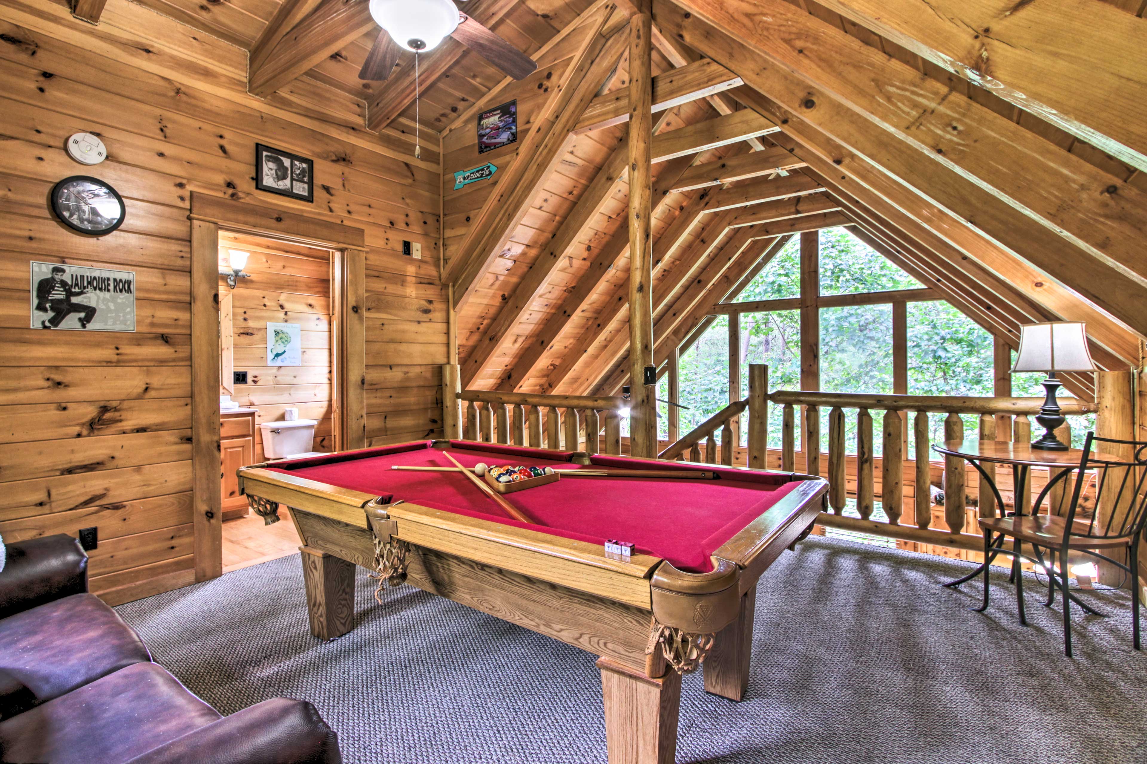 Romantic Pigeon Log Cabin w/ Hot Tub! Sevierville, TN Evolve