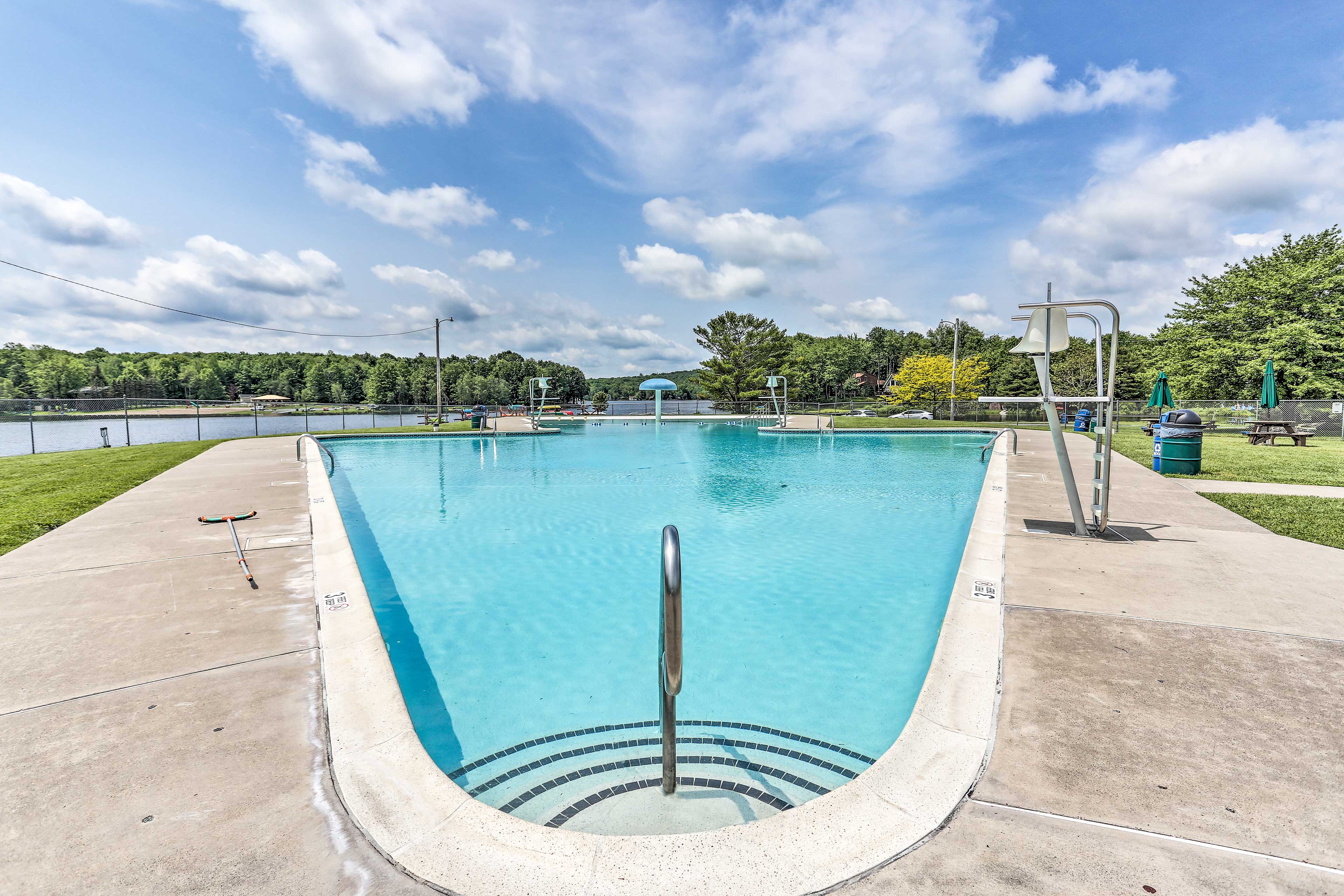 Pocono Lake House Walk to Arrowhead Lake! Evolve