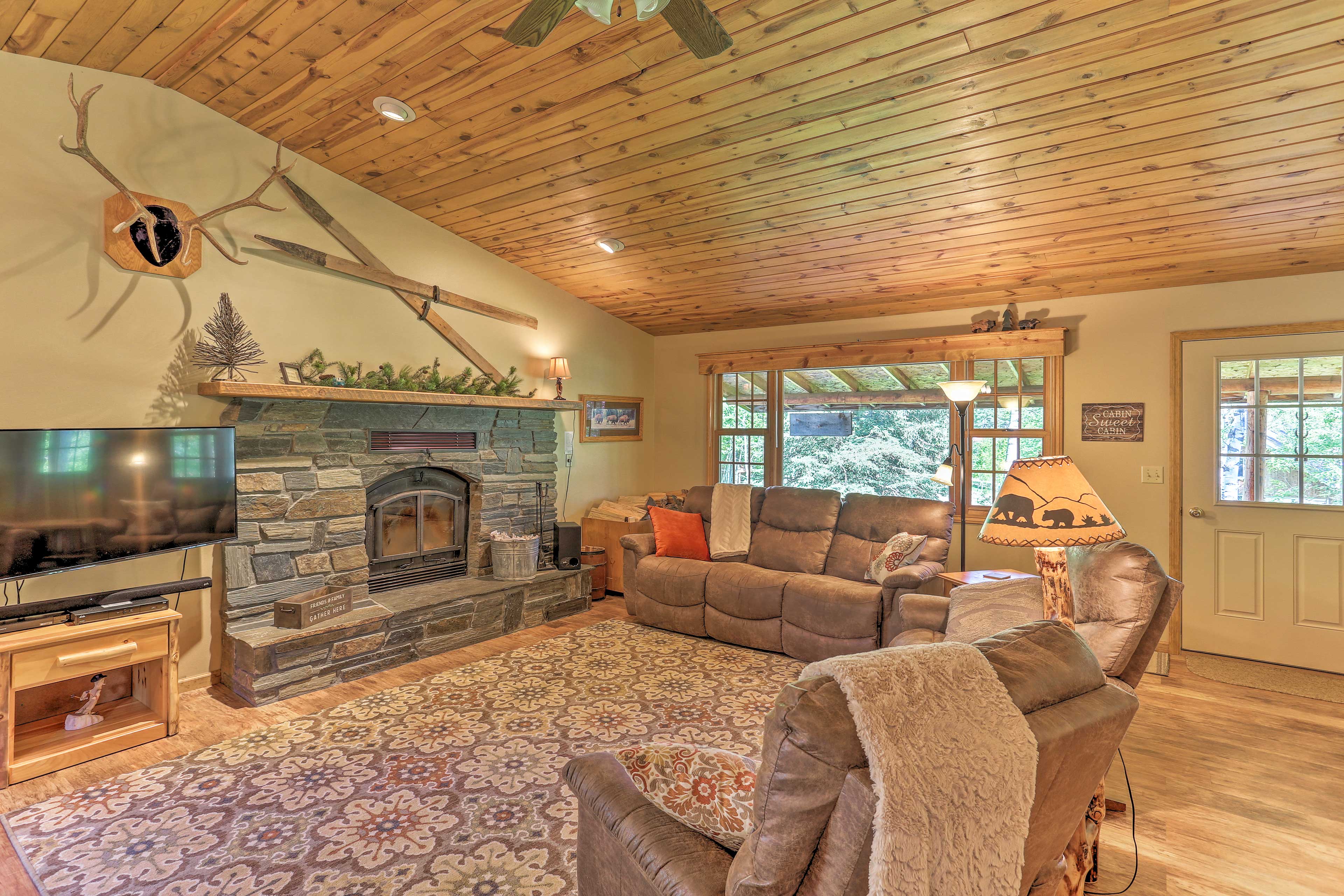 Family Cabin w/ Hot Tub + Patio 9 Mi to Deadwood Lead, SD Evolve