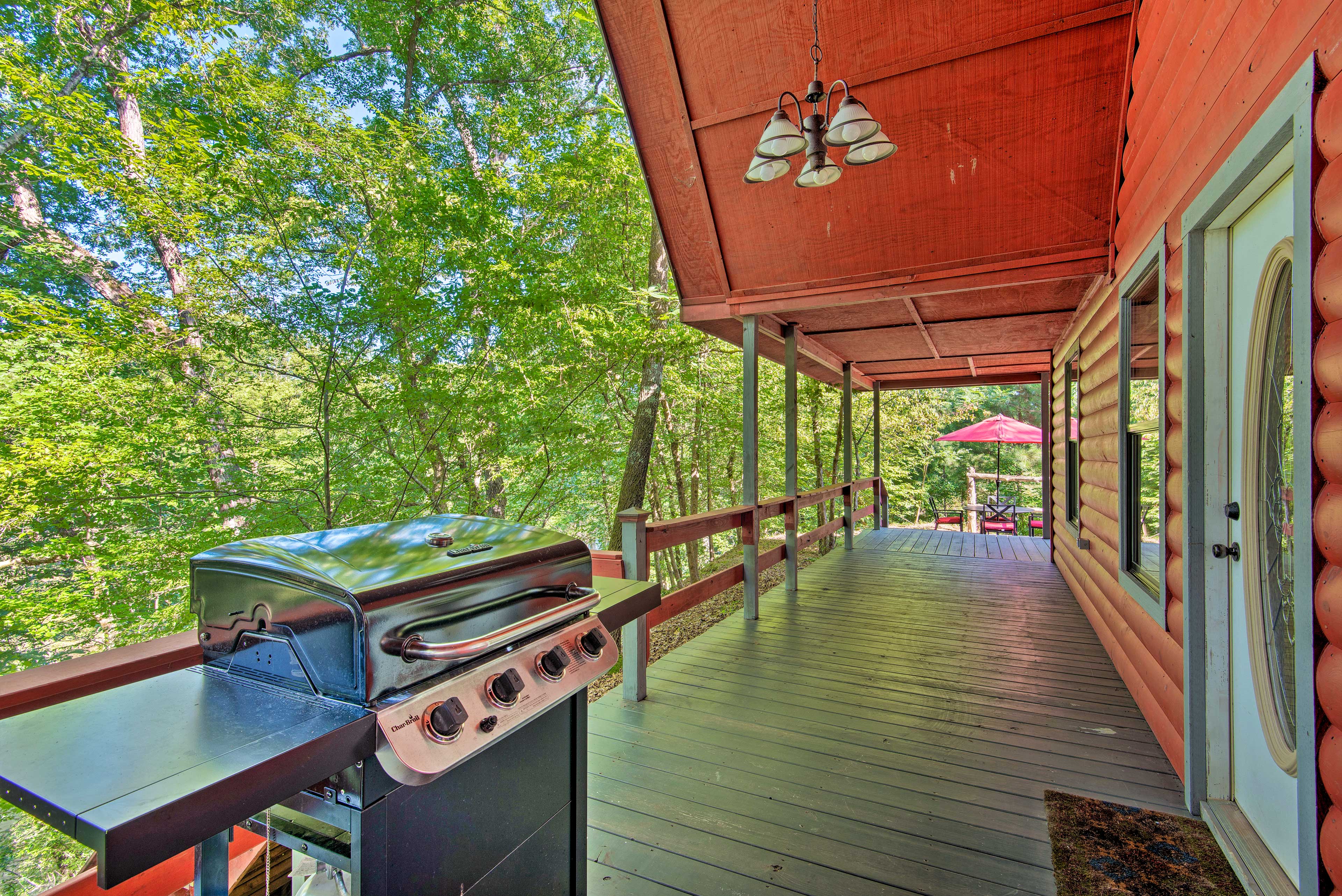 Quiet Mountain Fork River Cabin w/ WaterView Deck Broken Bow, OK
