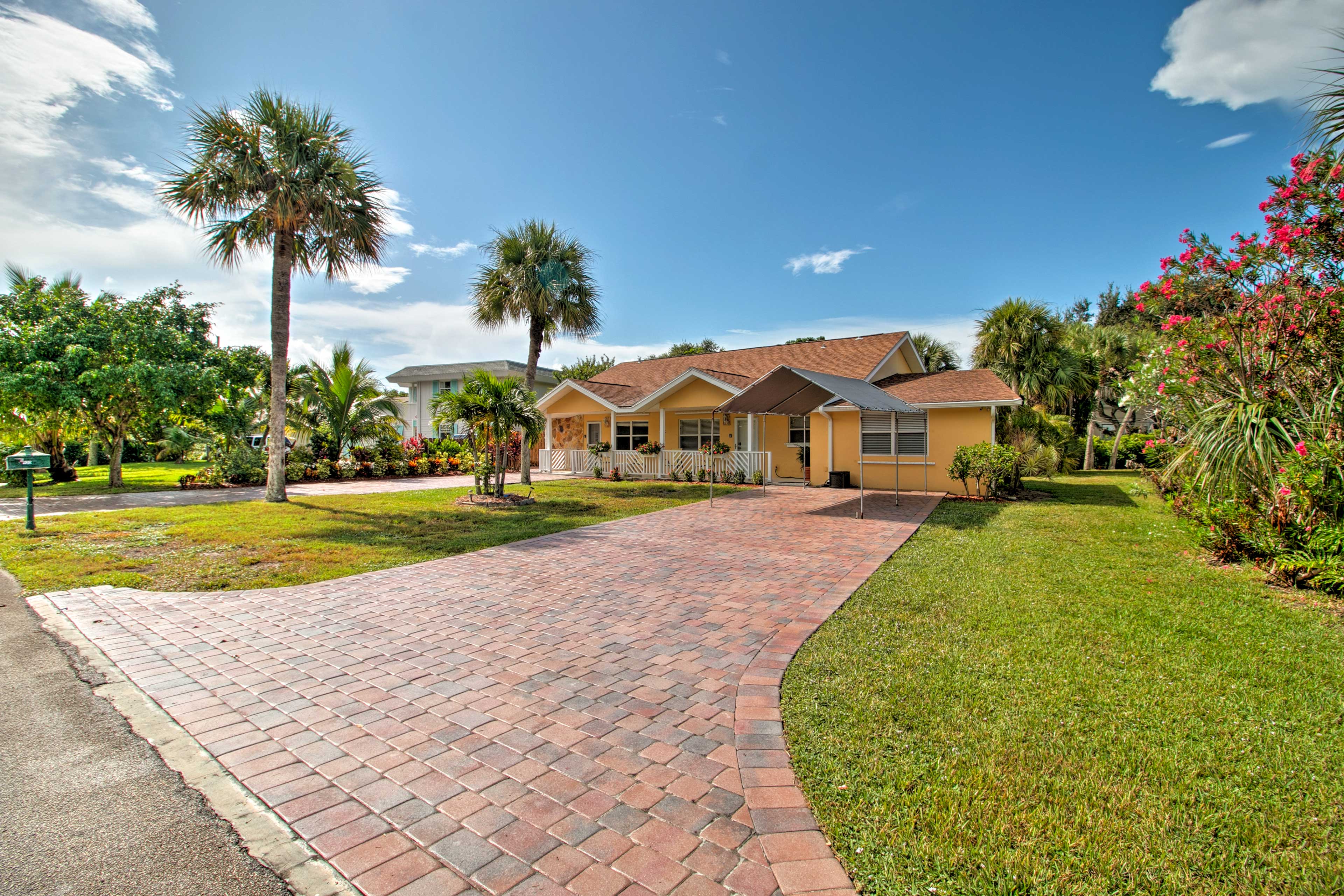 Family Home in Vero Beach, 500 ft to Shore! Evolve