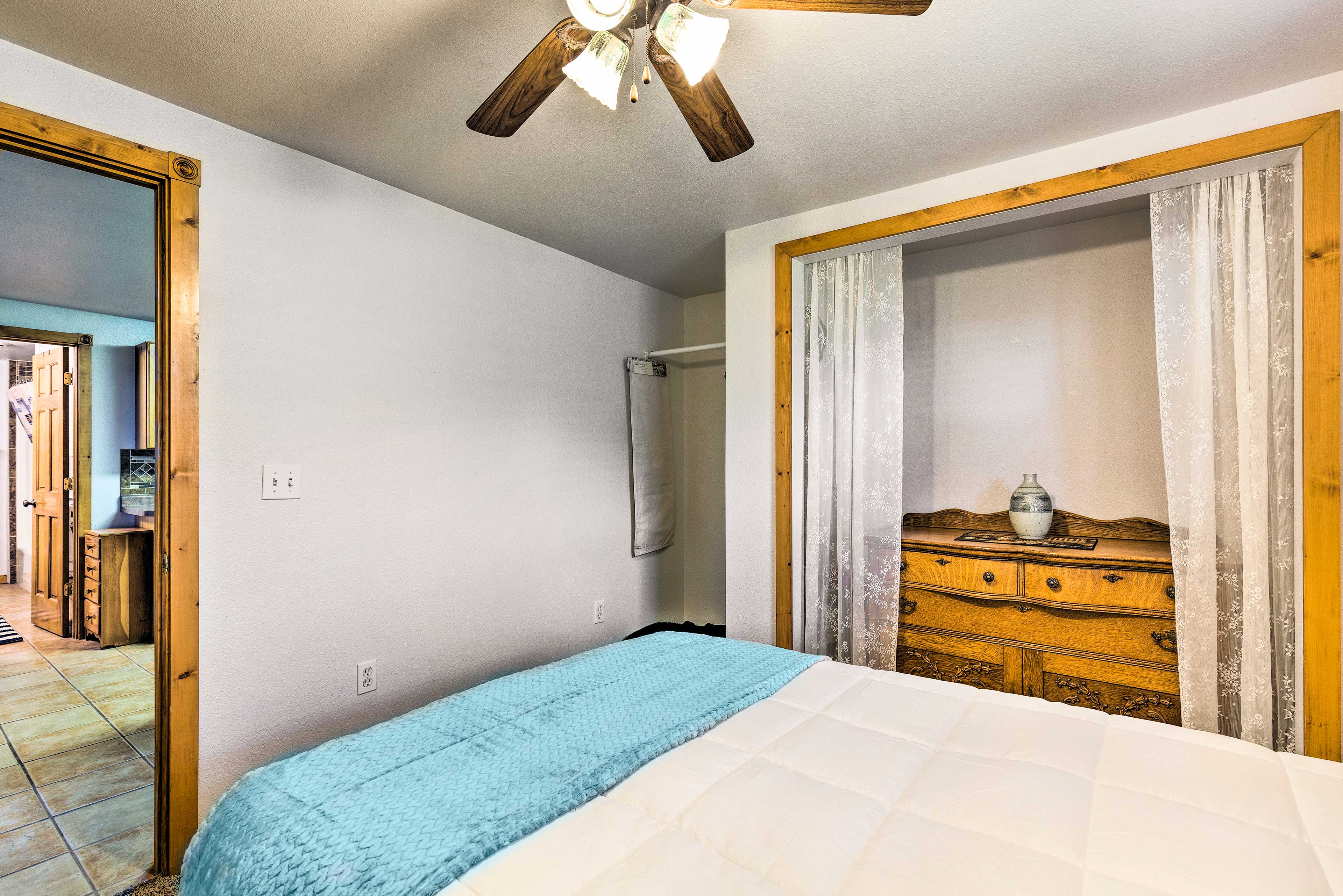 Family Home w/ Hot Tub Walk to Johnson Lake! Evolve