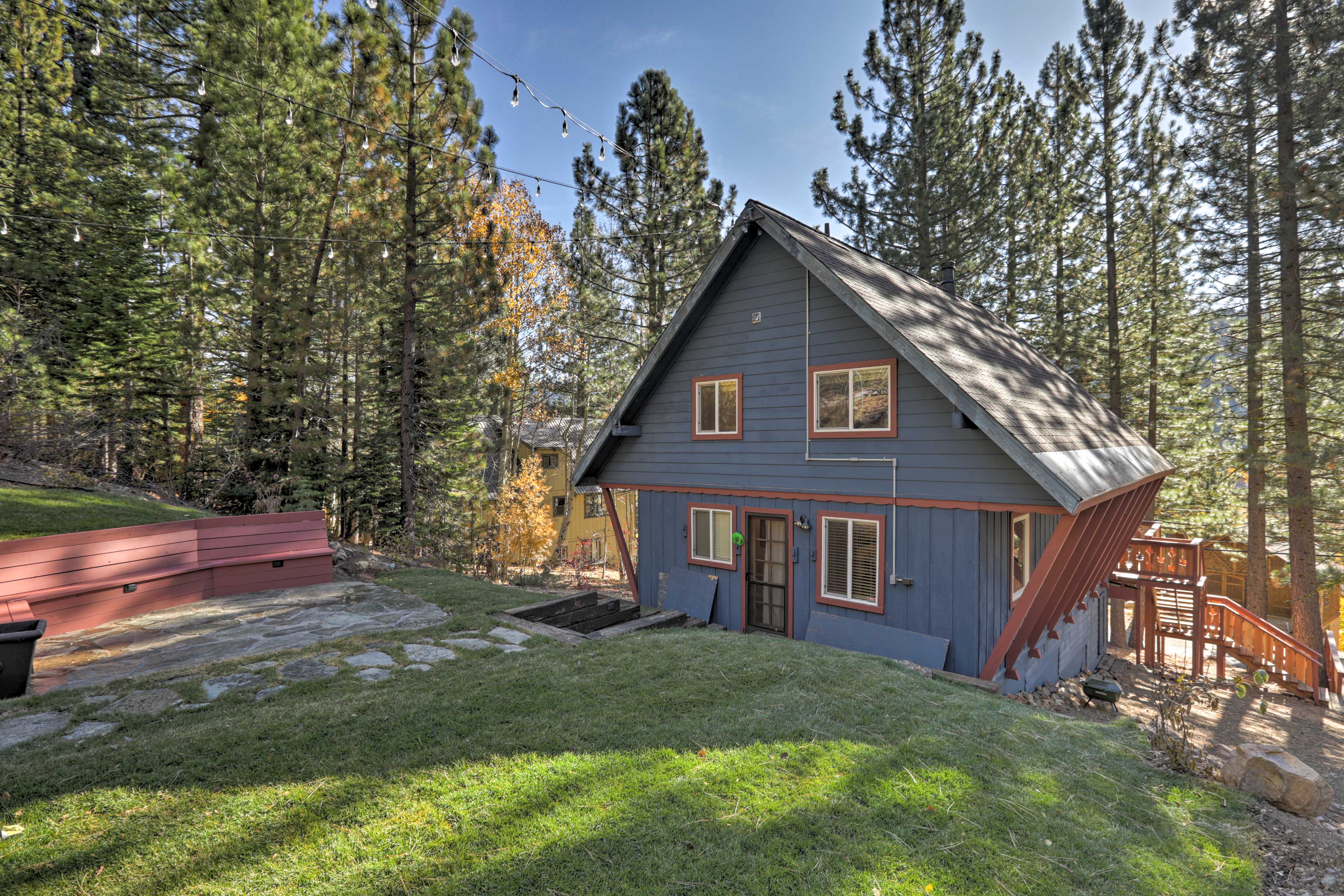 Idyllic Cabin w/ Hot Tub & Patio Near Squaw Valley Tahoe City, CA