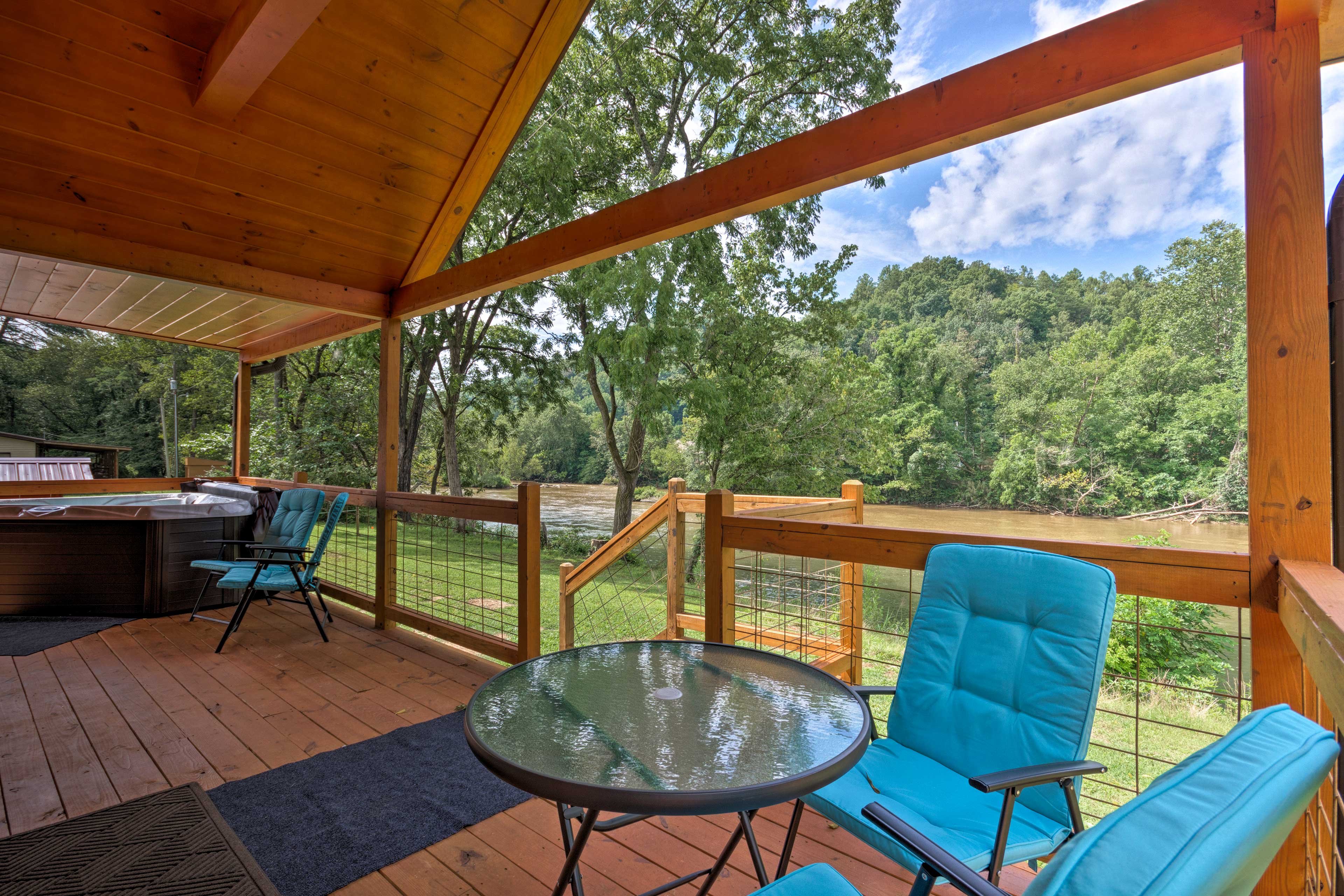 Cozy Riverfront Cabin w/ Private Deck & Hot Tub! Bryson City, NC Evolve