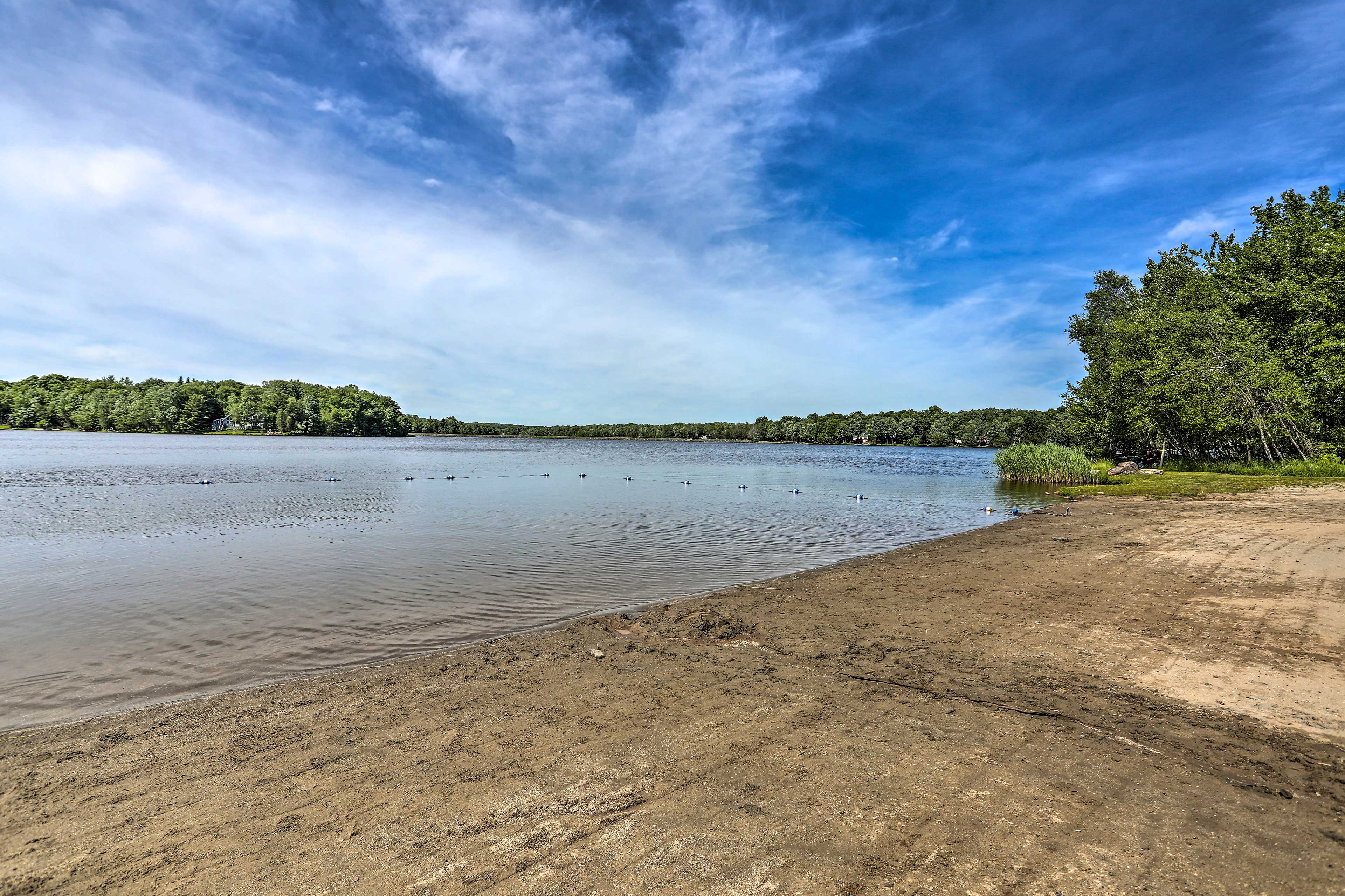 Cozy Arrowhead Lake Cottage w/ Fireplace & Deck! Pocono Lake, PA Evolve