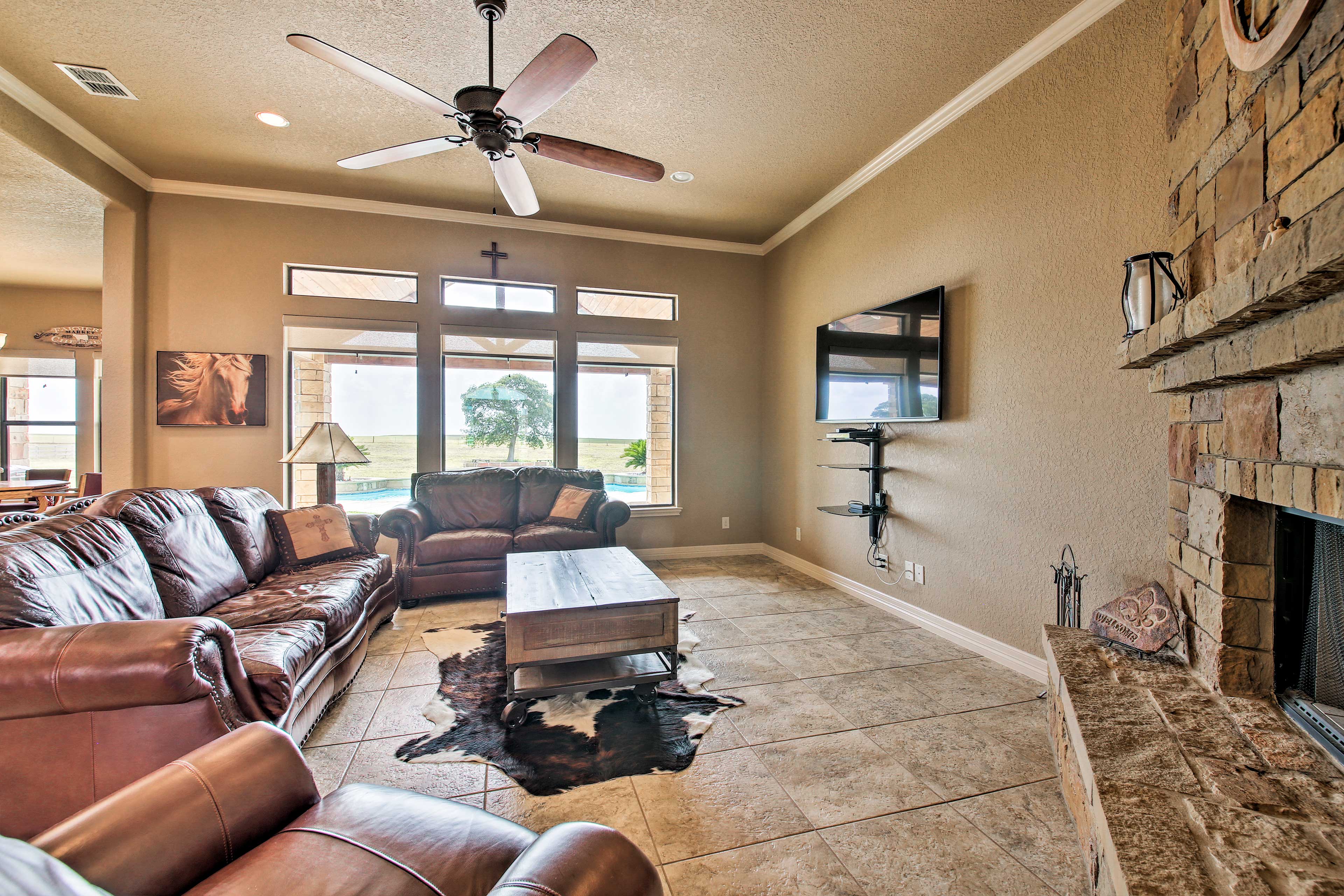 Upscale La Vernia House 30 Mi. to San Antonio Evolve