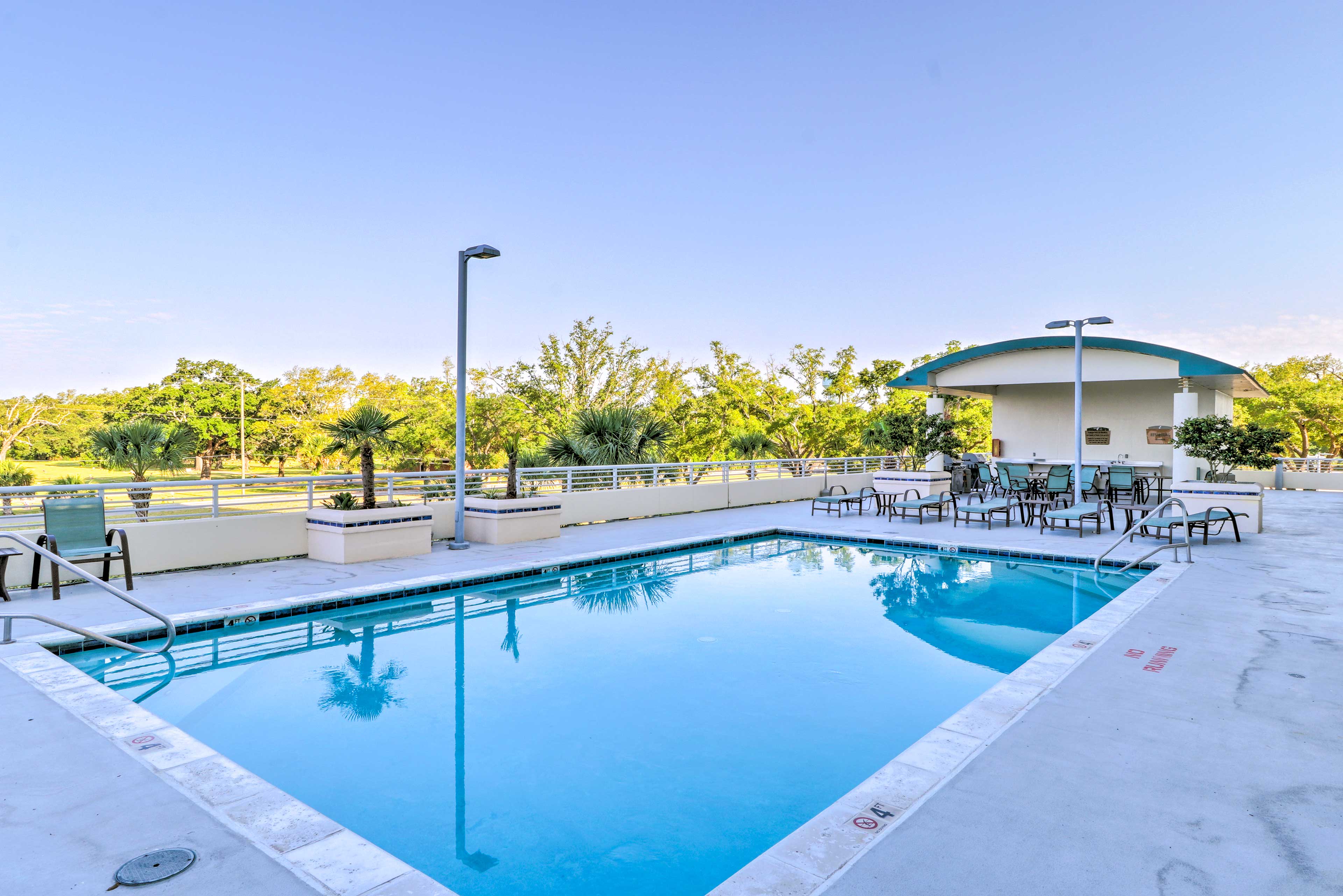 Luxurious Biloxi Beach Condo w/ Amenities & Views! Evolve