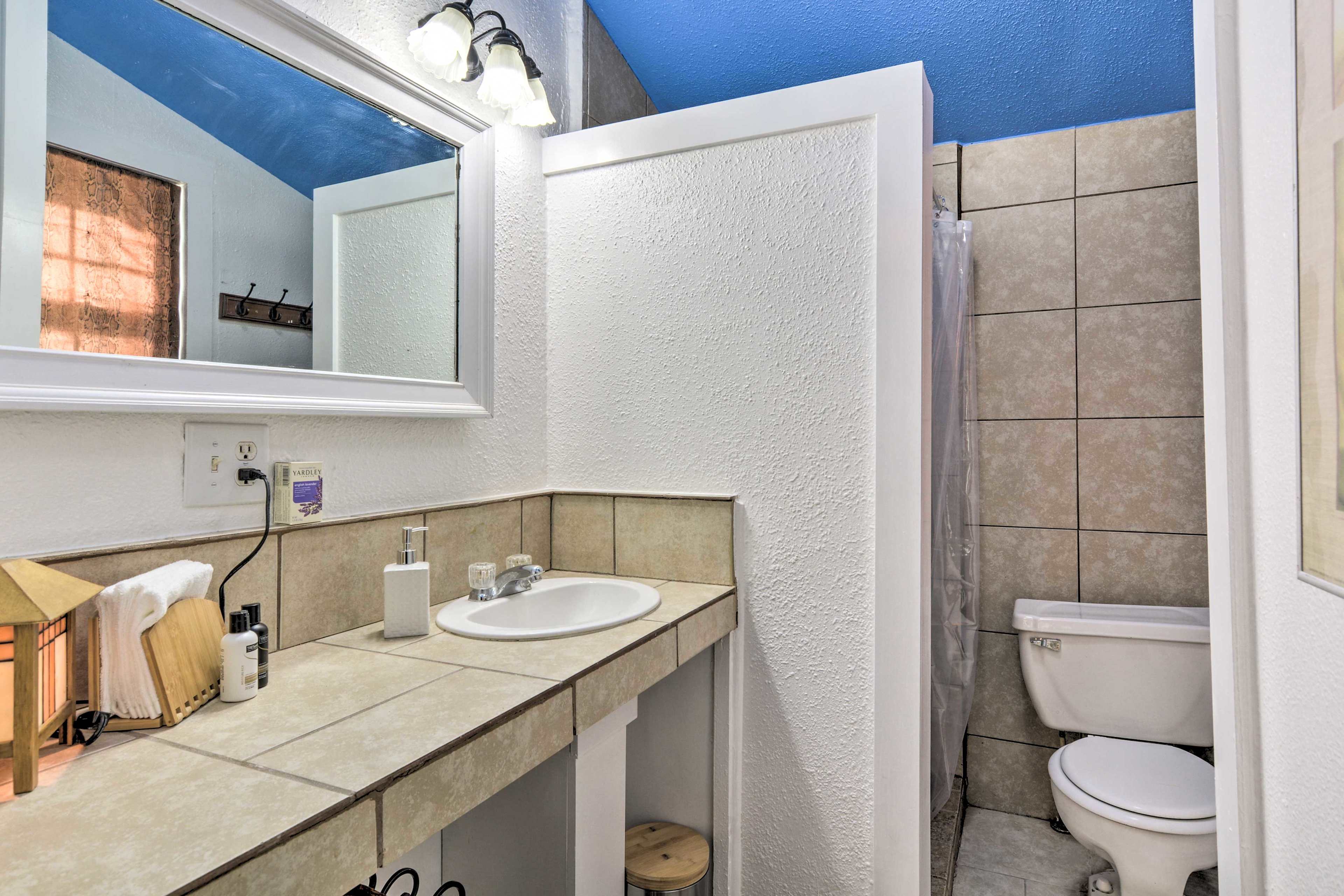 Historic Spavinaw Cabin w/ Yard 1 Mi to Lake! Evolve