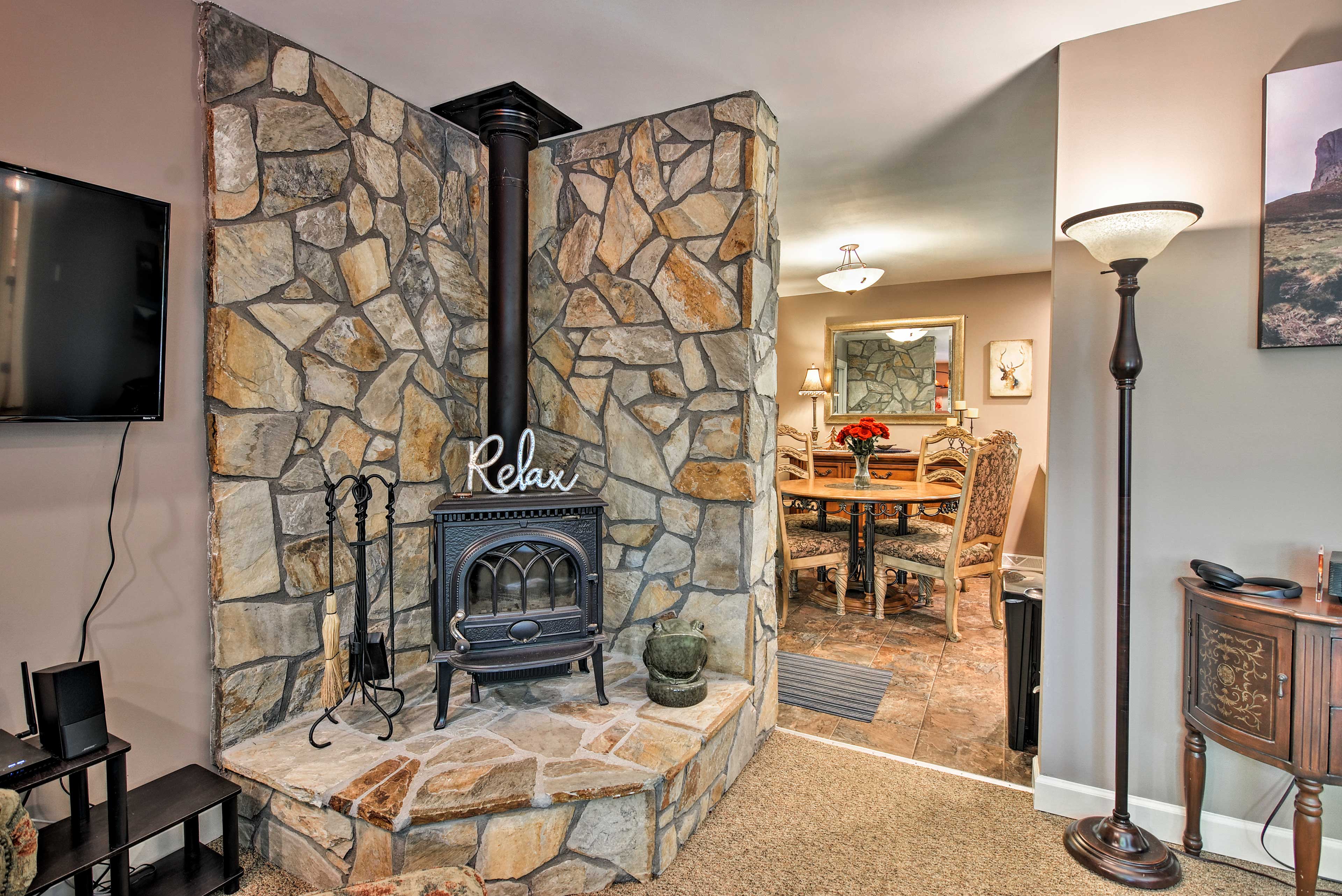 Cozy Hideaway w/Grill & Firepit, 17Mi to Asheville Black Mountain, NC