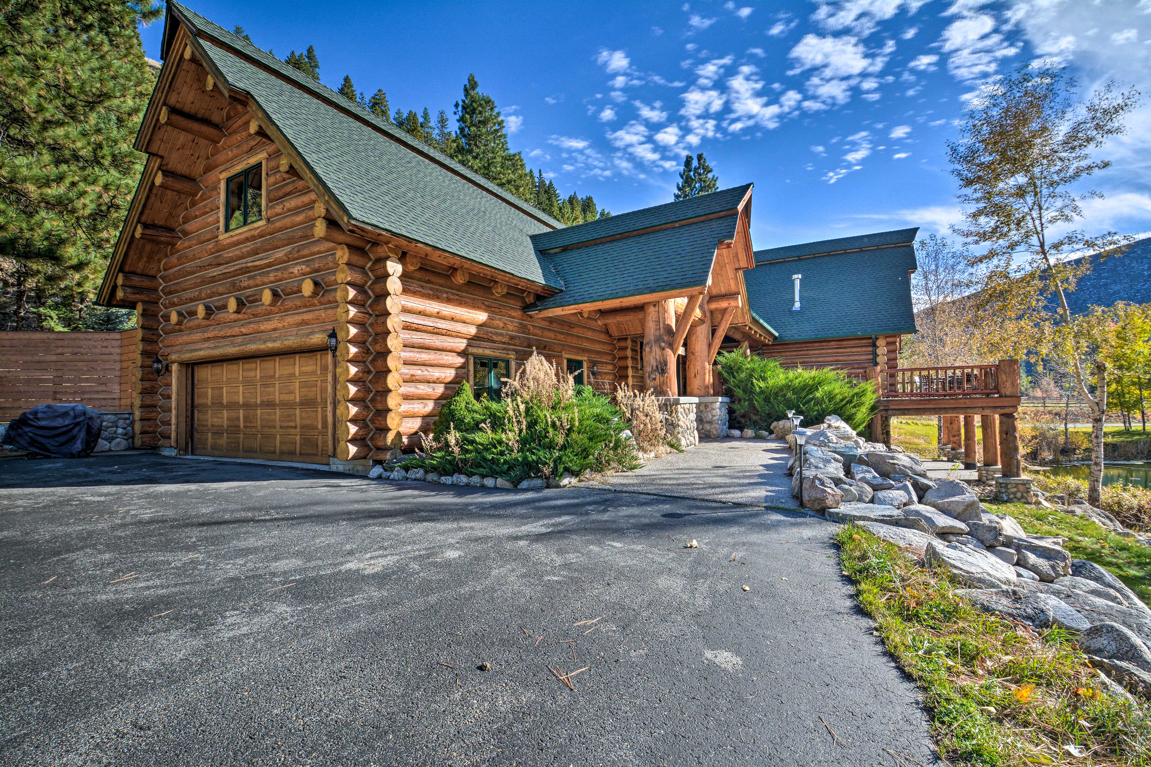 Custom Bitterroot Valley Cabin w/ Hot Tub & Views! Conner, MT Evolve