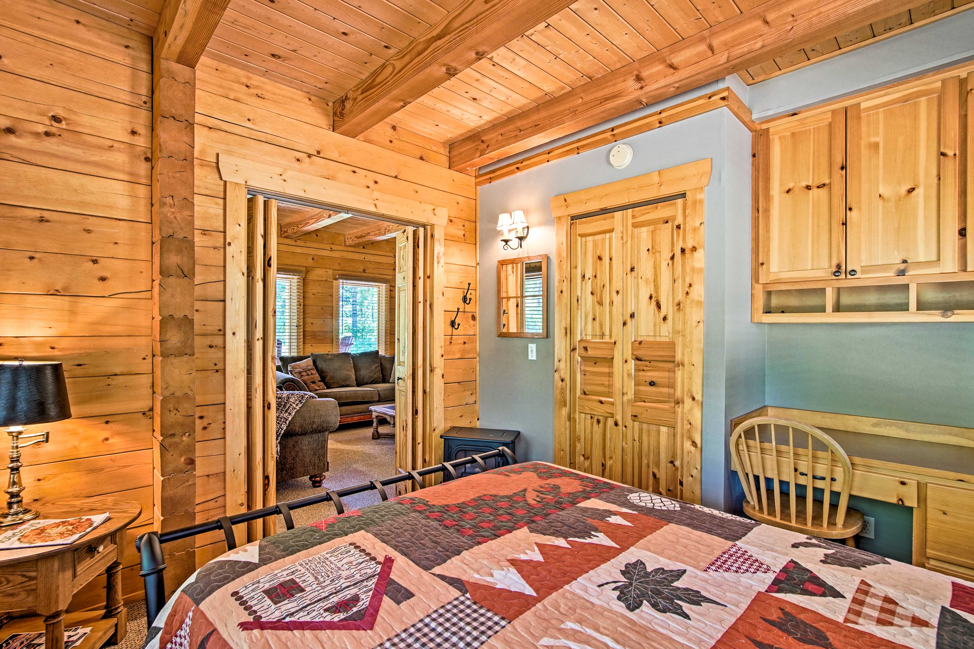 Cle Elum Mountain Cabin w/ Hot Tub & Trails! Evolve