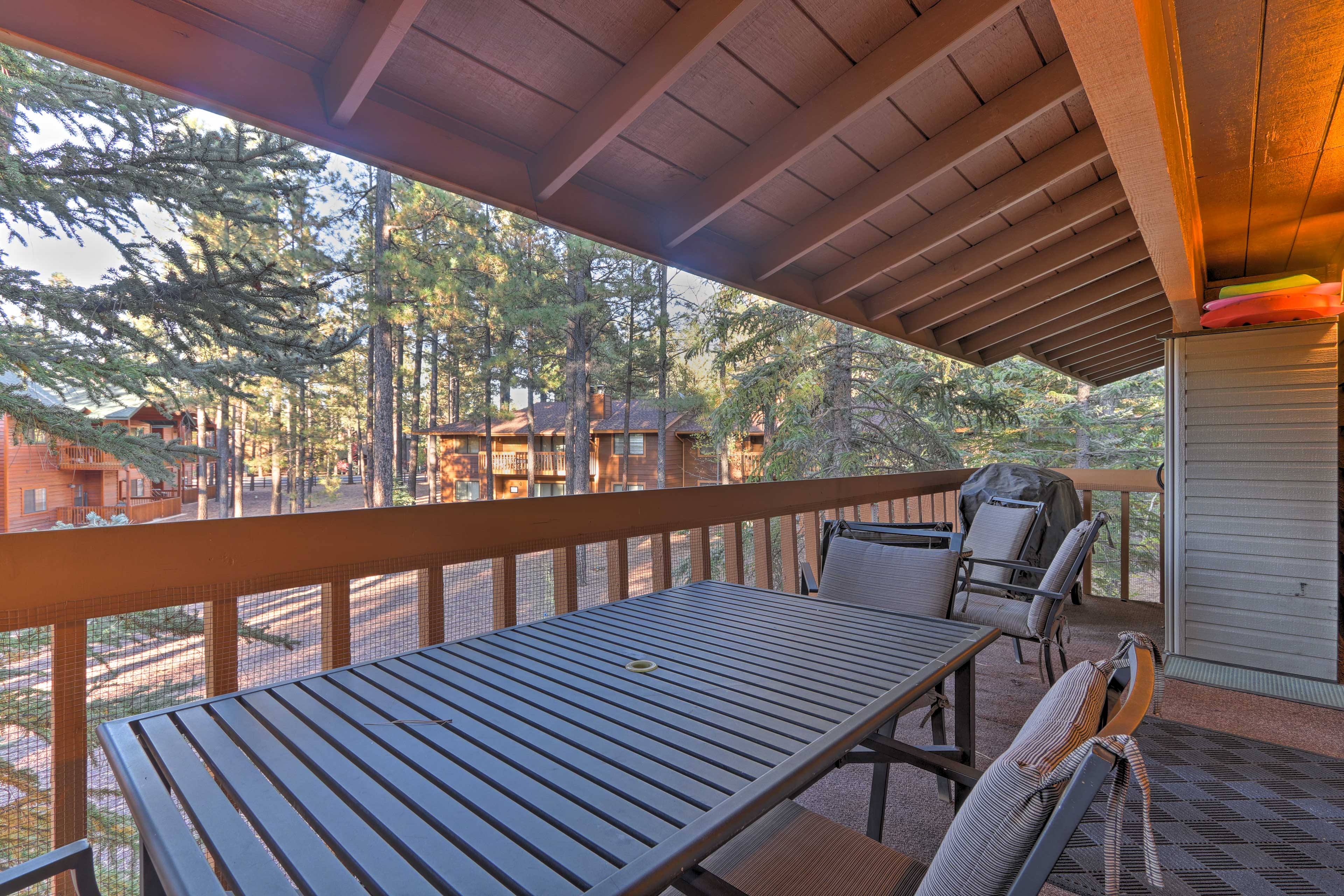 Condo w/ Balcony, 4 Mi to White Mtn Hiking Evolve