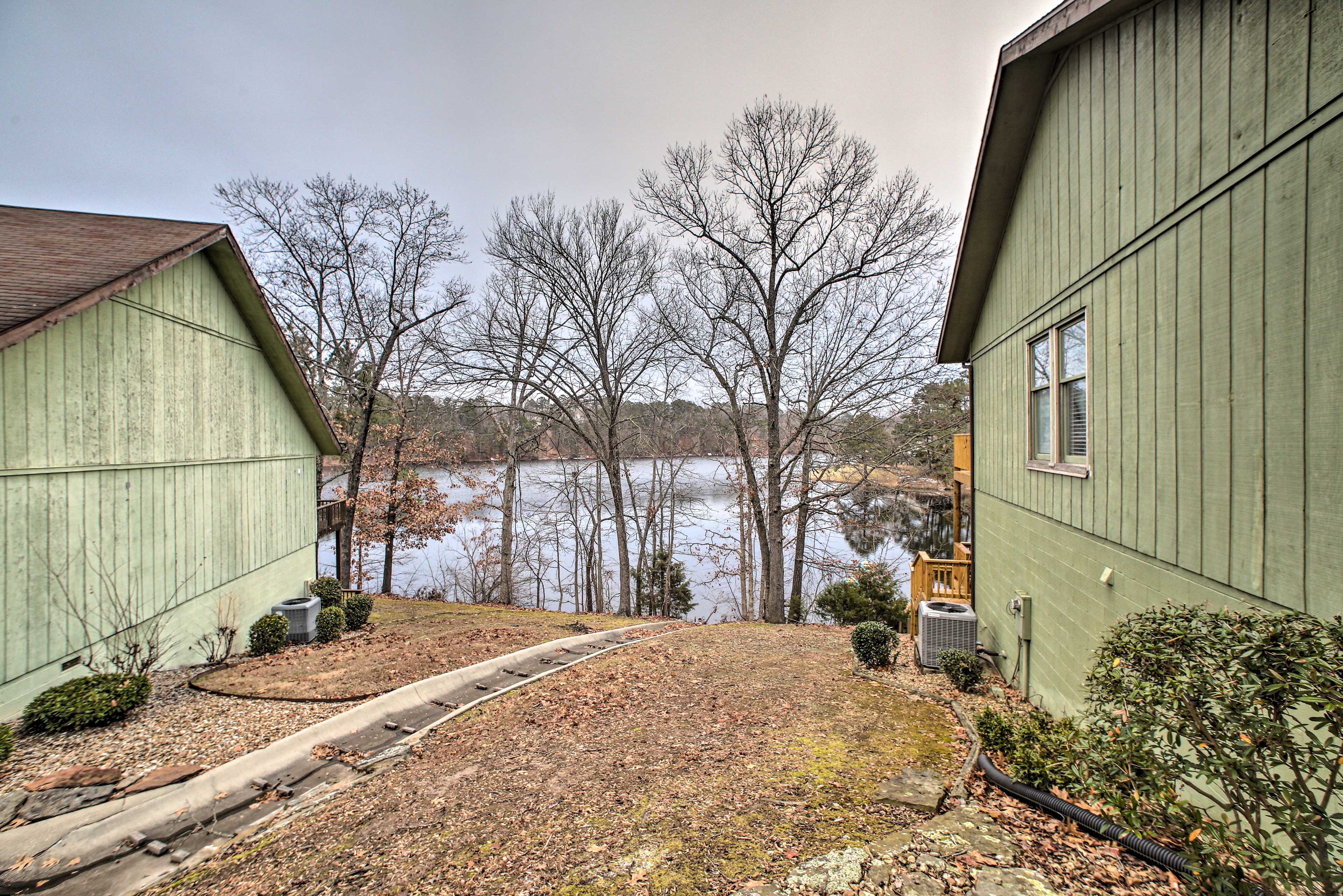 Renovated Lakefront Escape w/ Private Dock + Deck! Bella Vista, AR