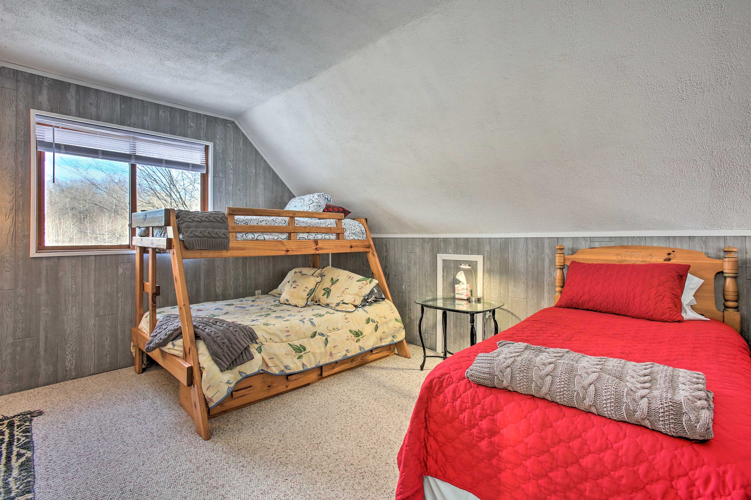 Lakes of the North Home on Snowmobile & ATV Trail! Mancelona, MI Evolve