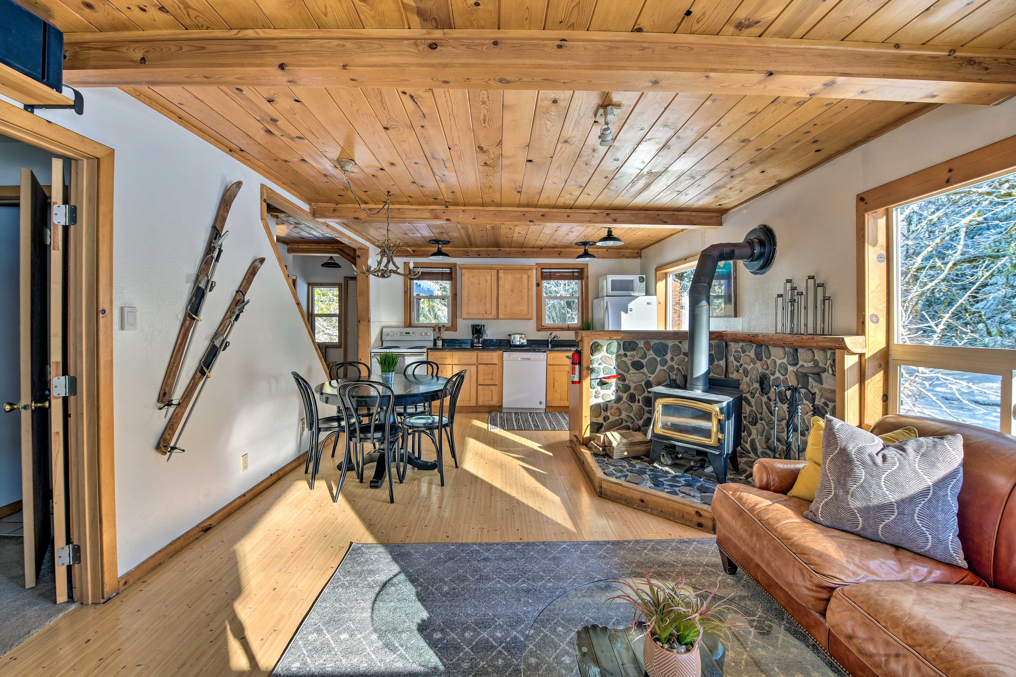 Mysty Mountain Cabin on River Near Stevens Pass! Skykomish, WA Evolve