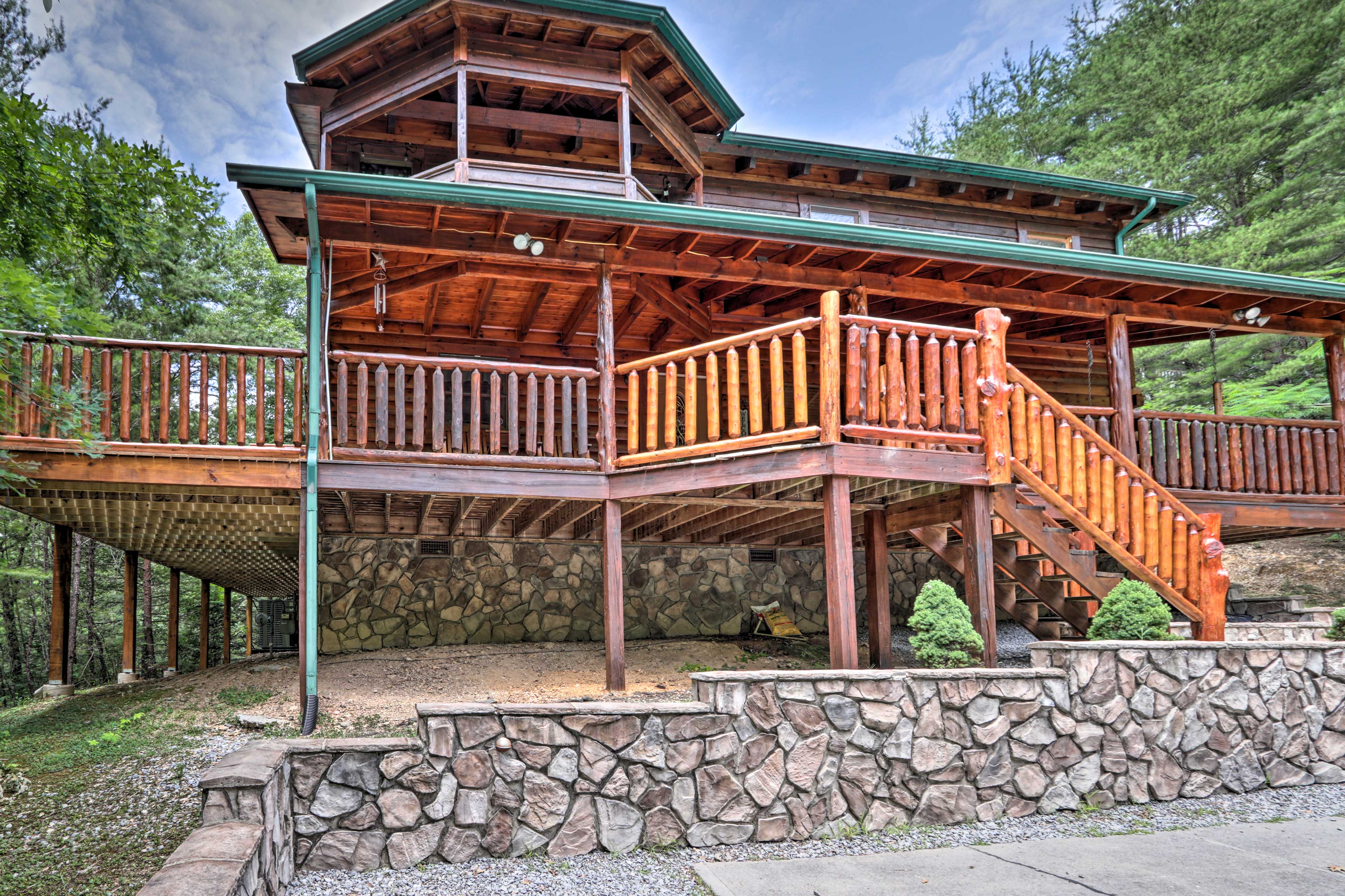 Fully Loaded Pigeon Forge Cabin: 5 Mi to Dollywood | Evolve