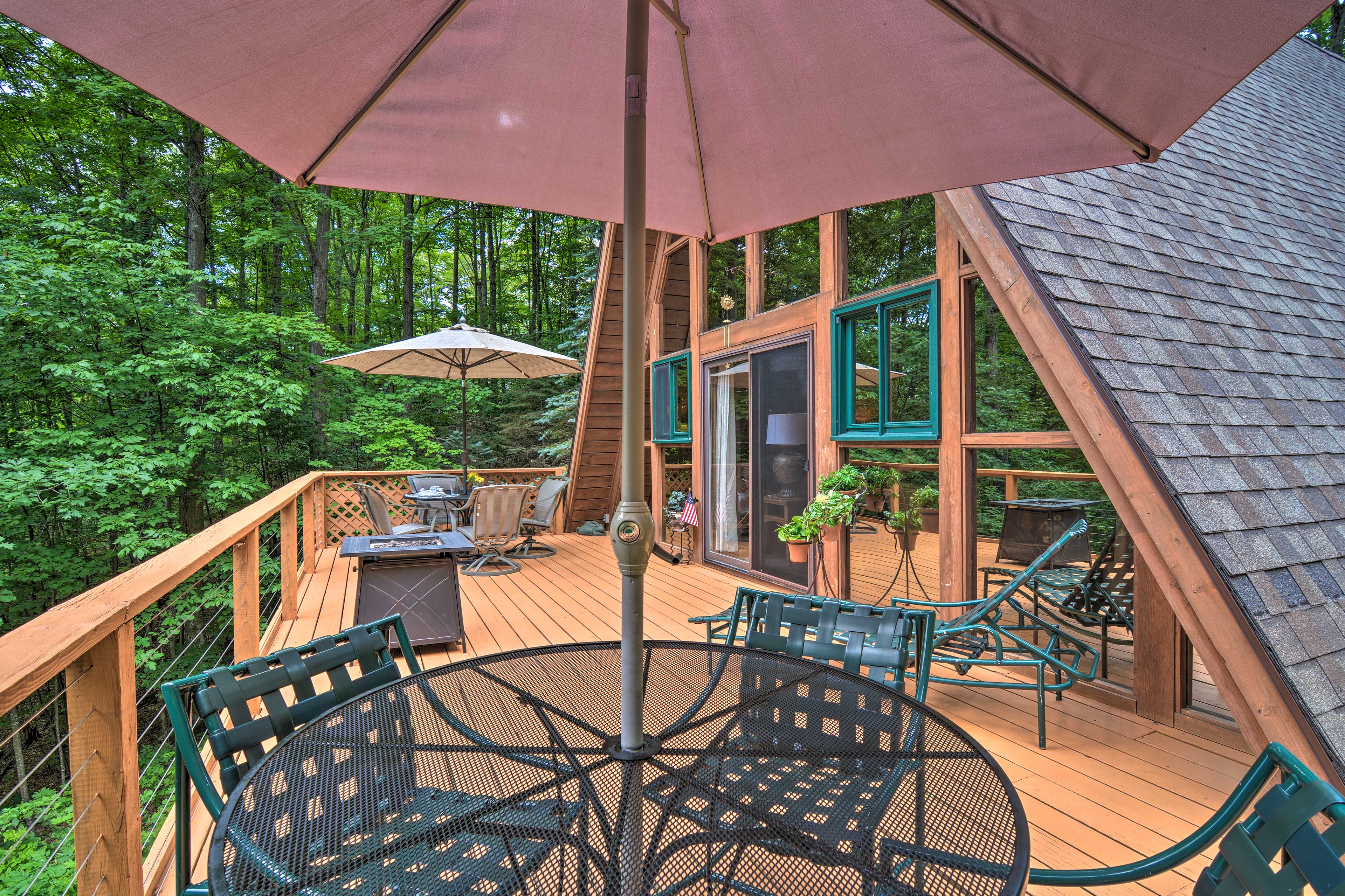 Secluded Chalet w/ Hot Tub & Sauna Near Golfing! Gaylord, MI Evolve