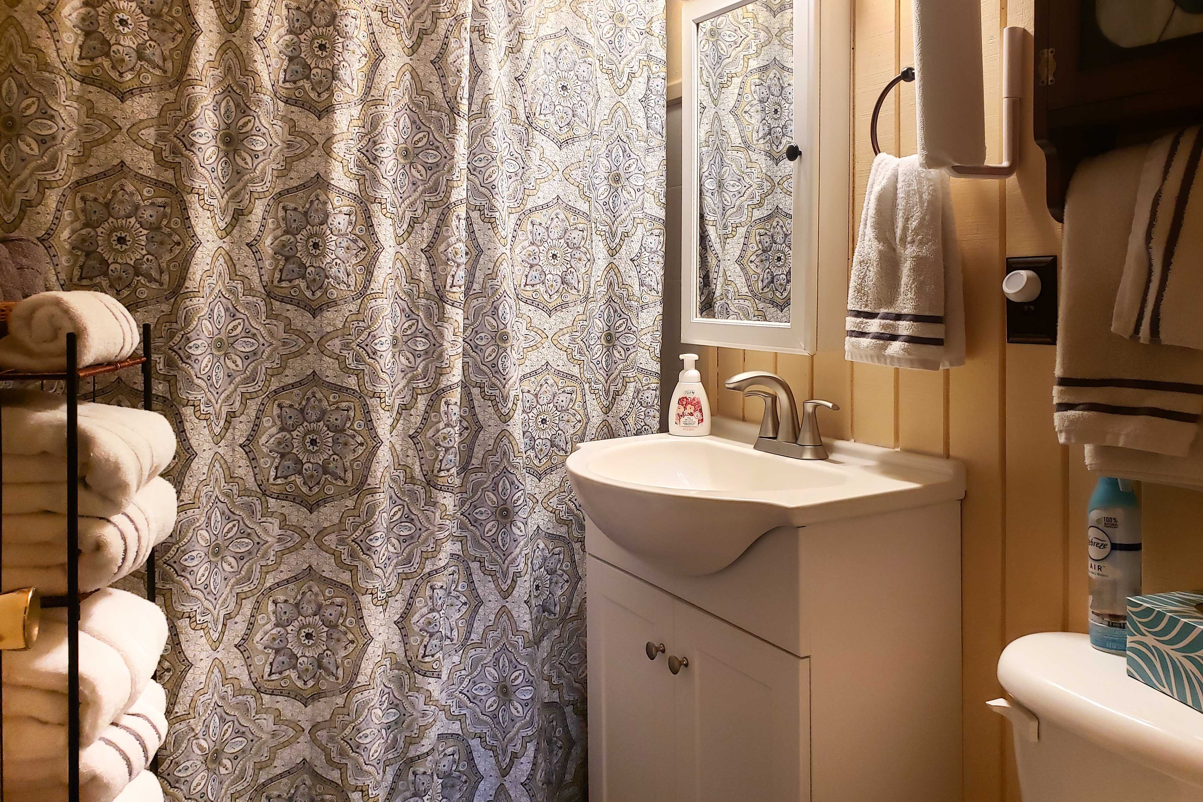 Secluded Chalet w/ Hot Tub & Sauna Near Golfing! Gaylord, MI Evolve