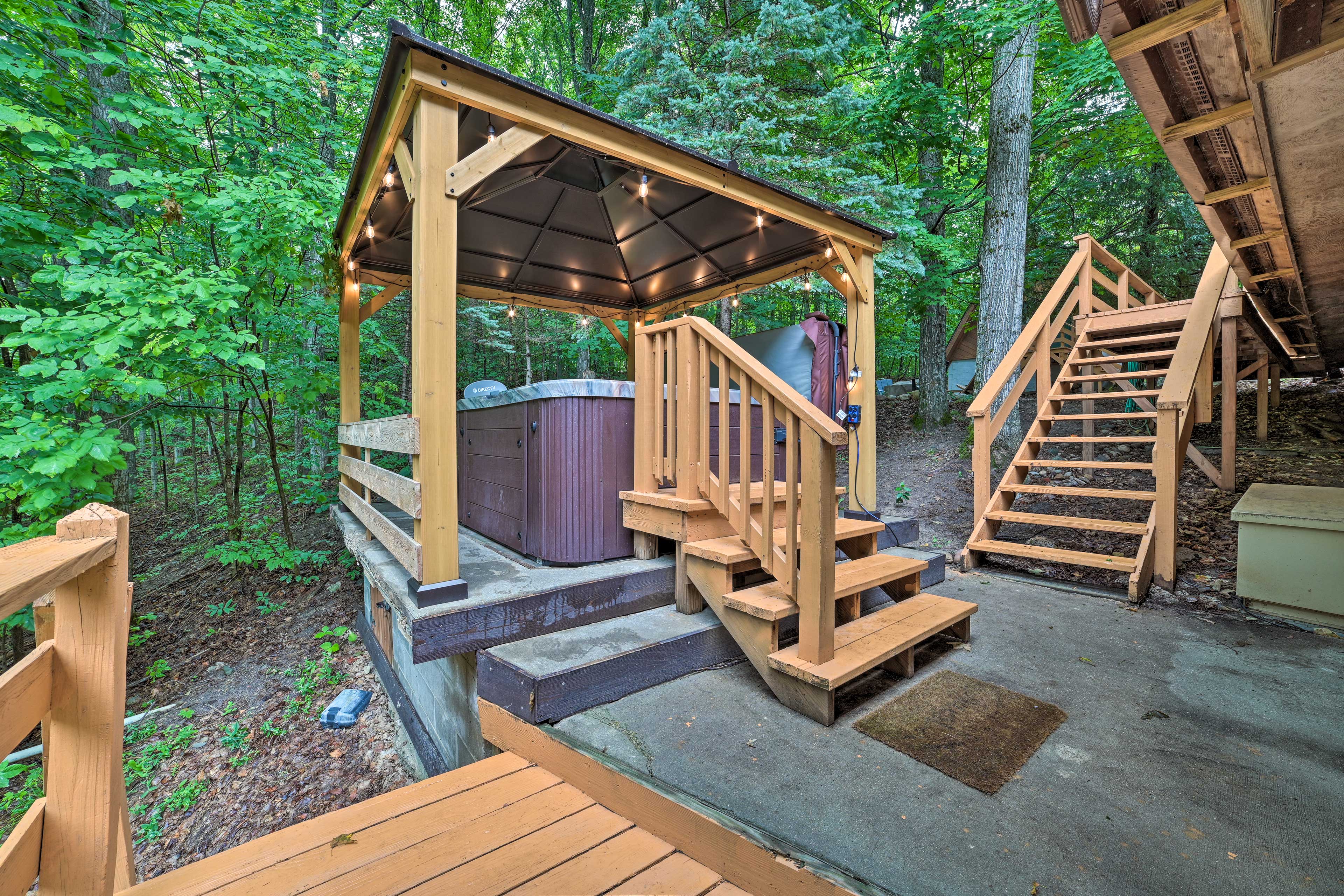 Secluded Chalet w/ Hot Tub & Sauna Near Golfing! Gaylord, MI Evolve
