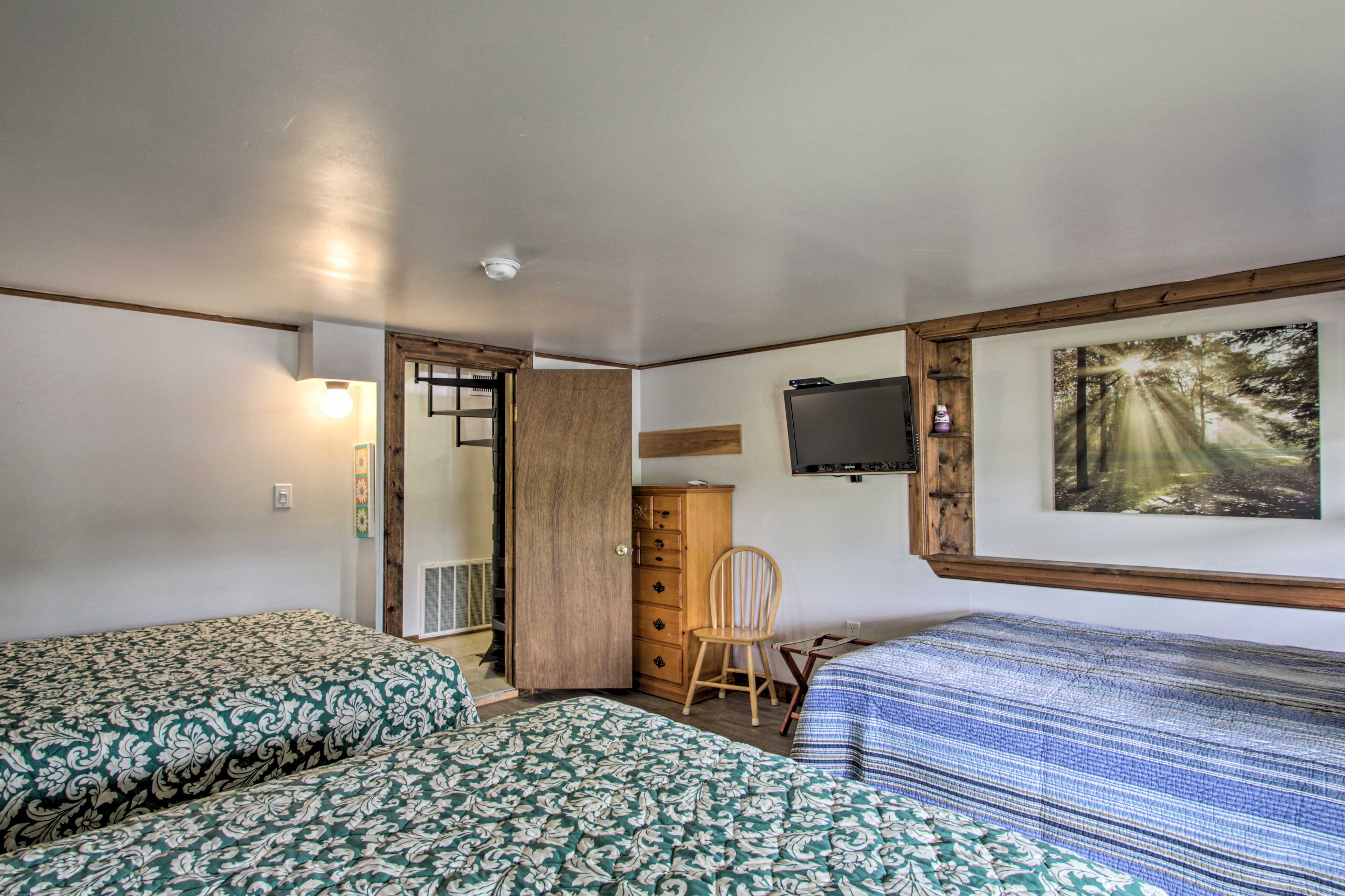 Charming Laconia Home w/ Deck Walk to Lake! Evolve