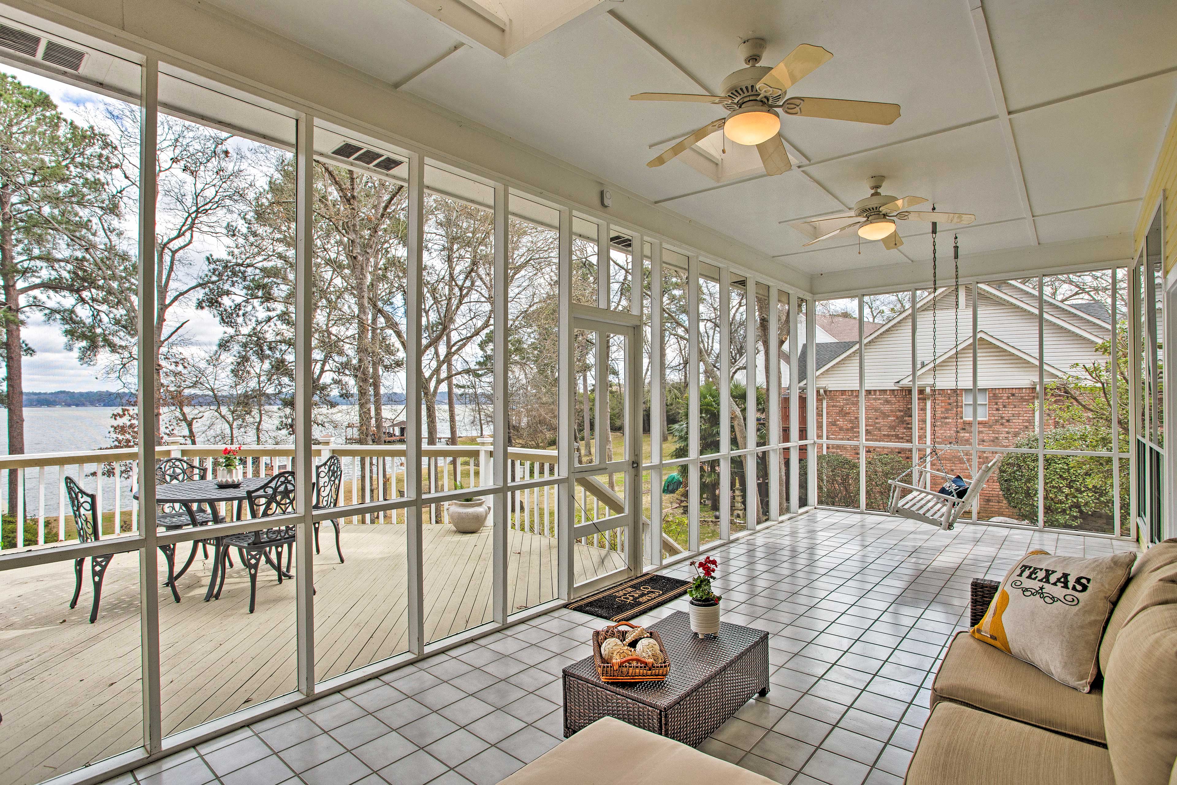 Large Waterfront Lake Palestine Home w/ Deck, Dock Frankston, TX Evolve