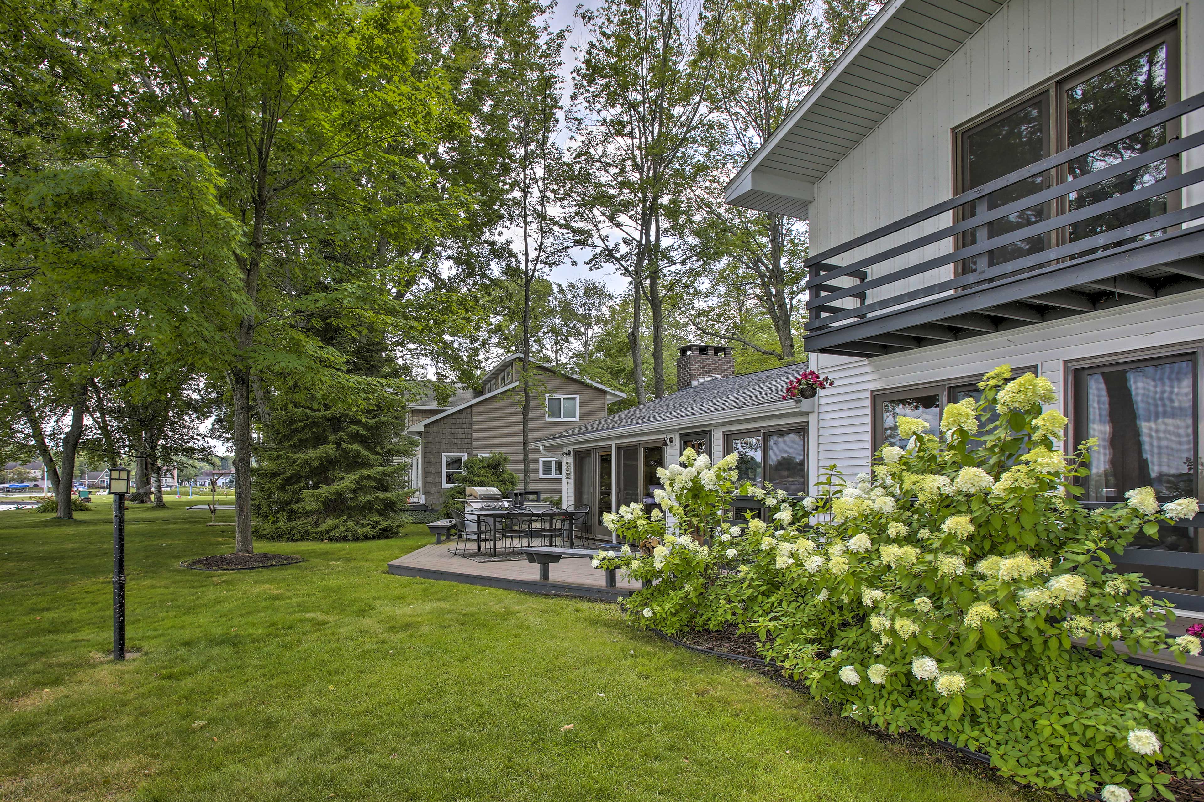 Charming Lake Mitchell Cabin w/ Waterfront Views! Evolve