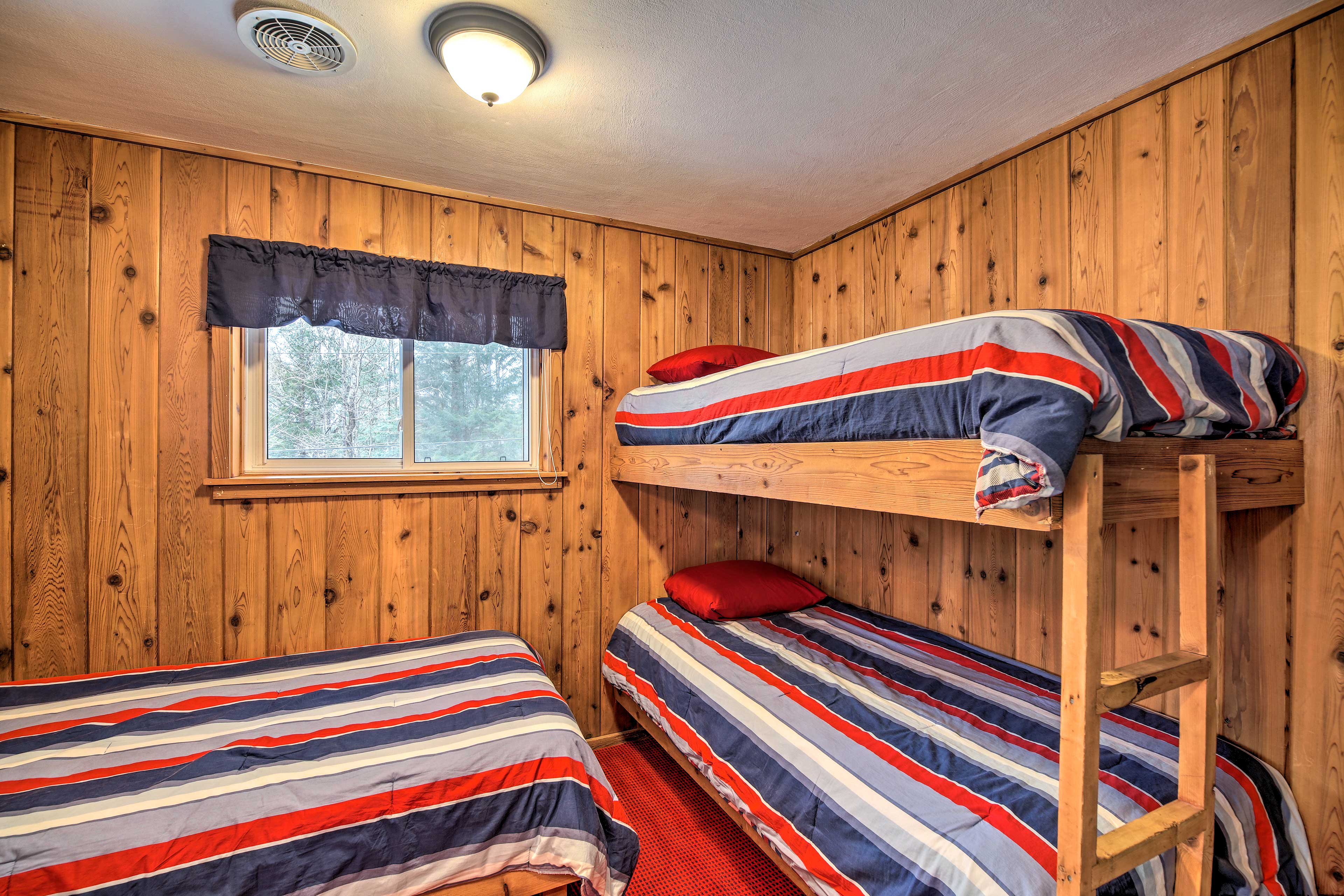 Lovely AllSeason Mountain Retreat, 4 Mi to Skiing Waitsfield, VT