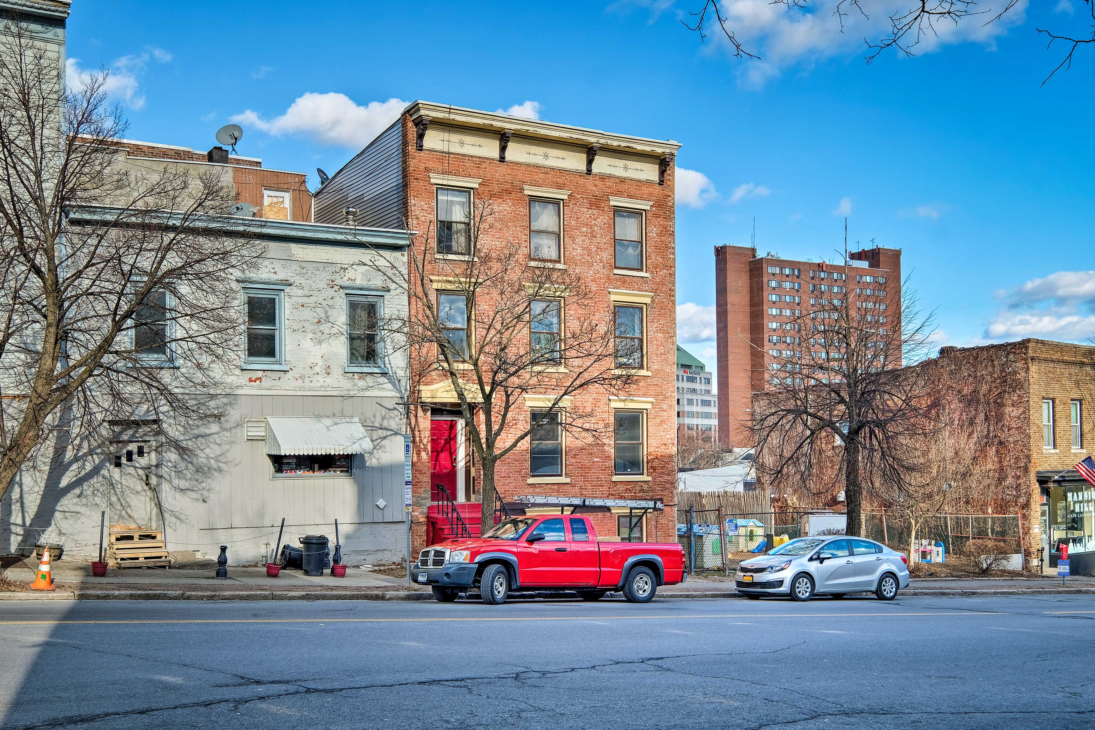 Central Albany Apartment Walk to State Capitol! Evolve