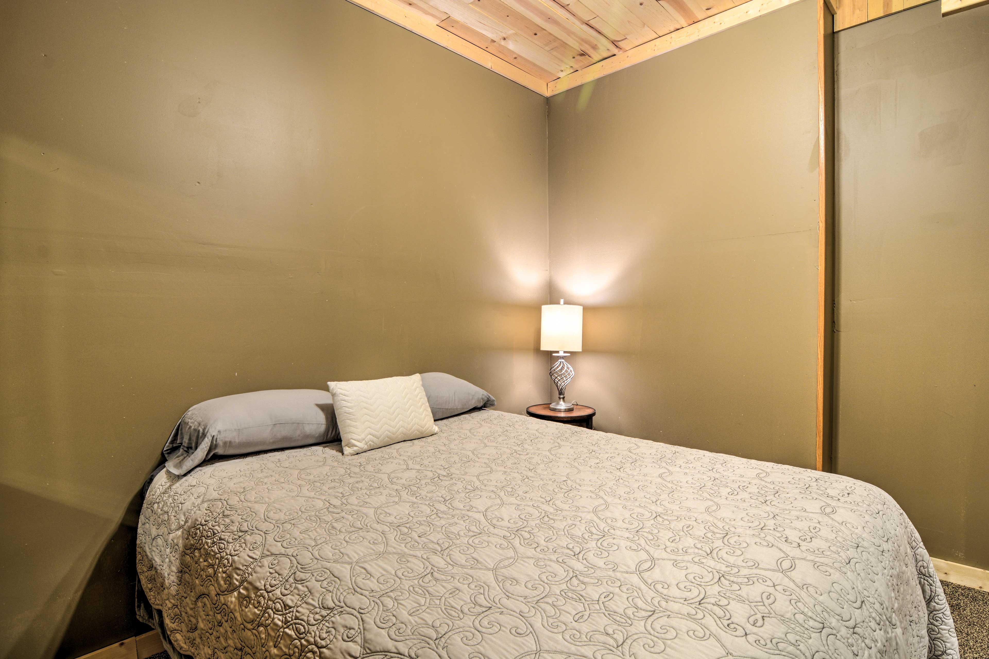 Petoskey Apartment w/ Yard, Fire Pit & Gas Grill! Evolve