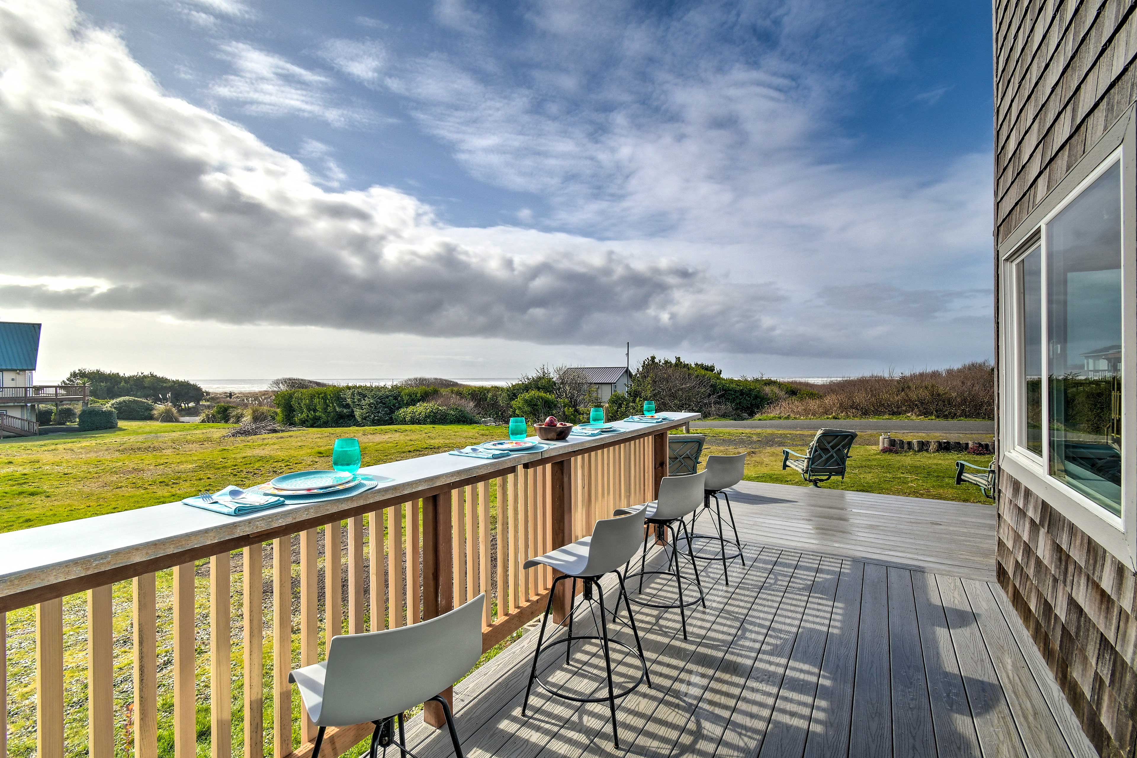 Coastal Retreat: Deck, Ocean Views + Walk to Beach - Pacific Beach, WA  Evolve