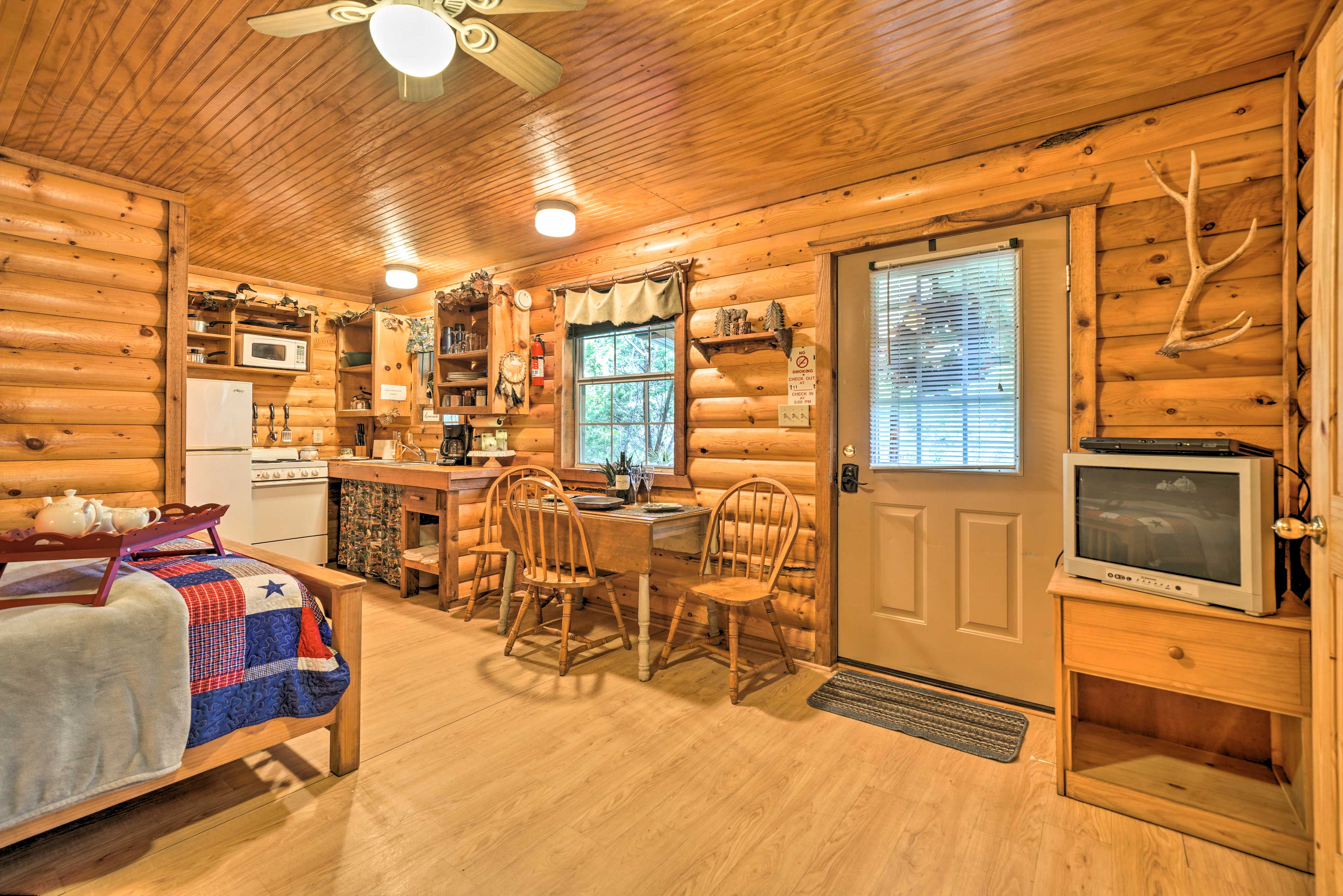 Cozy Davis Cabin w/ Deck Nestled by Honey Creek! Evolve