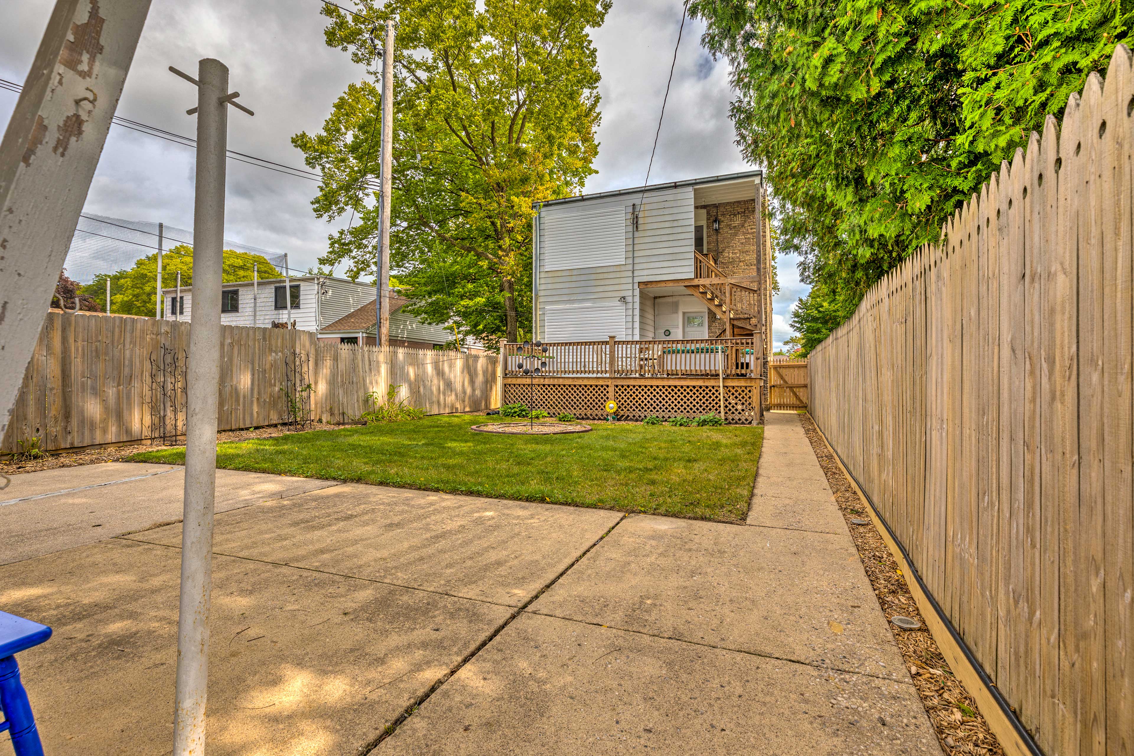 Family Apartment w/ Deck + Yard Near Northwestern Evanston, IL Evolve