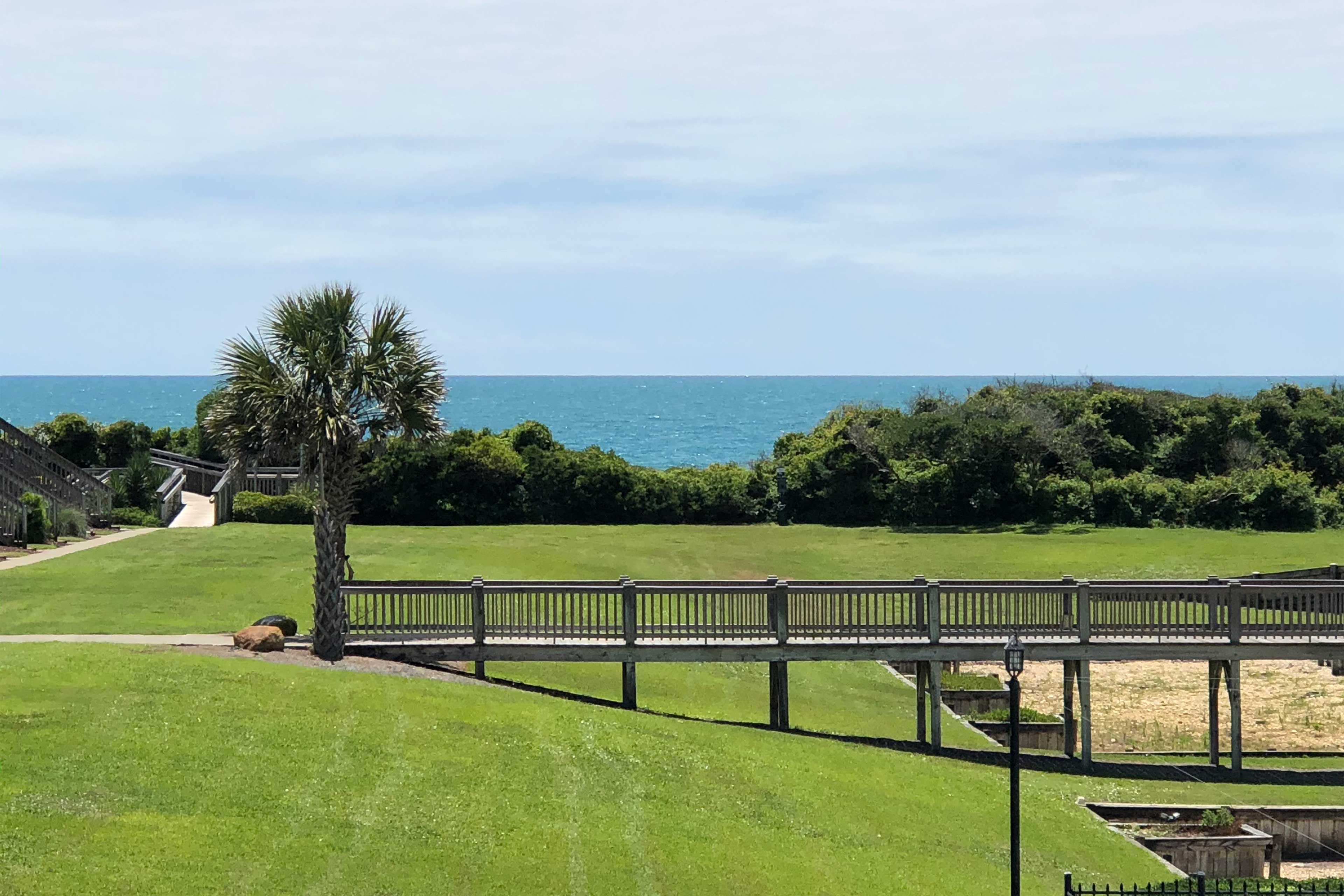 Bright Emerald Isle Condo w/ Private Beach Access! Evolve